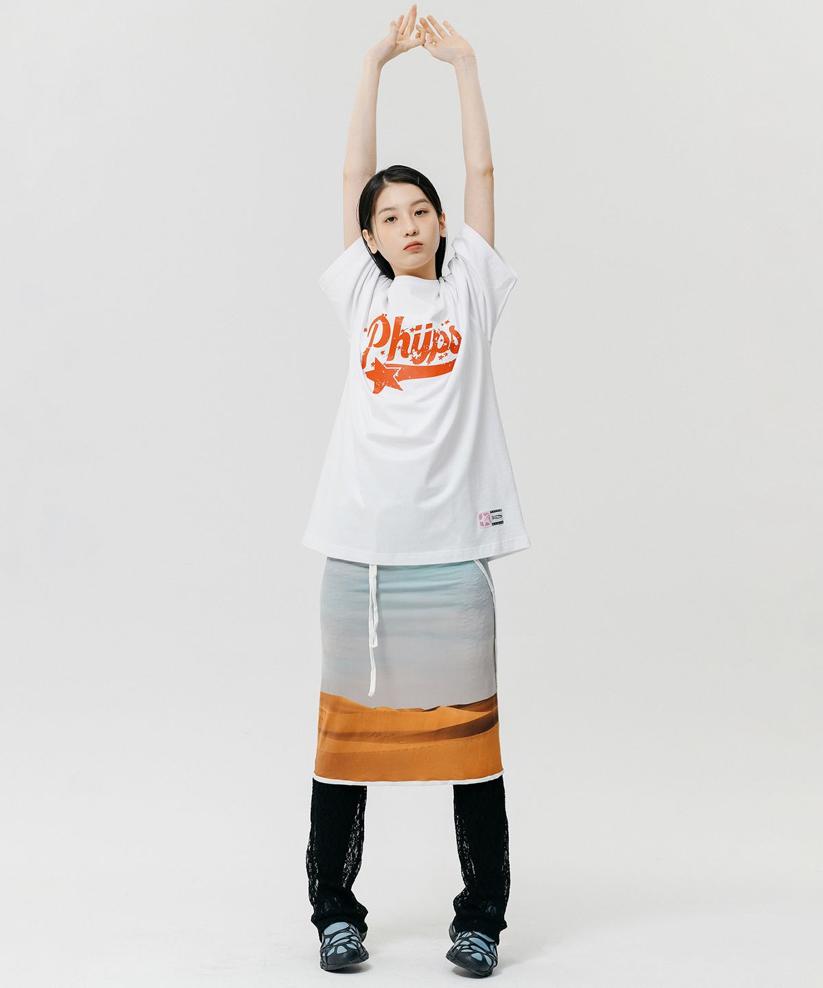 피지컬 디파트먼트(PHYSICAL DEPARTMENT) 스캐터 스타테일 반팔티셔츠_화이트/레드