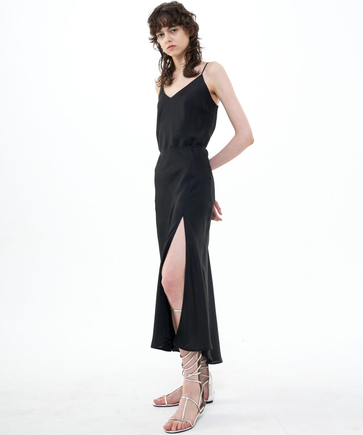 비콰이엇(B QUIET) FLARED SATIN SLIT SKIRT_BLACK