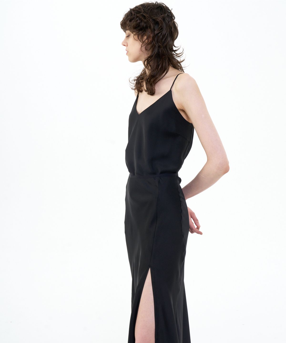 비콰이엇(B QUIET) FLARED SATIN SLIT SKIRT_BLACK