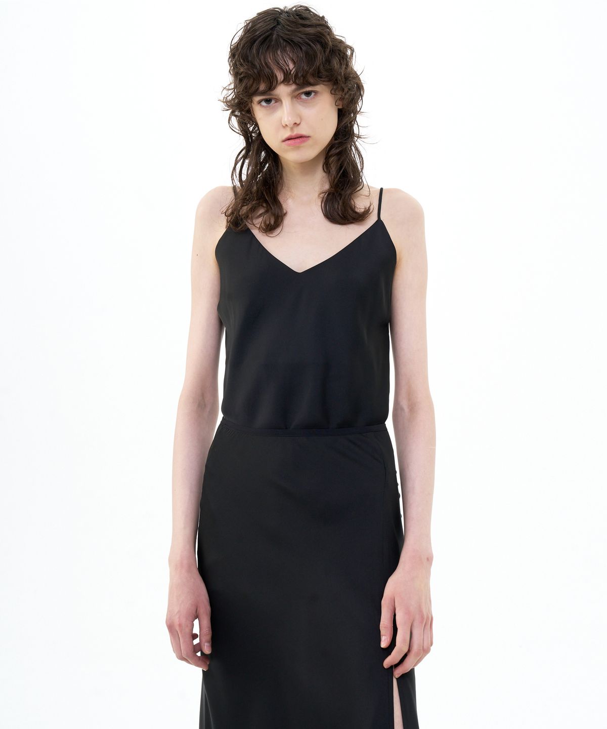 비콰이엇(B QUIET) FLARED SATIN SLIT SKIRT_BLACK