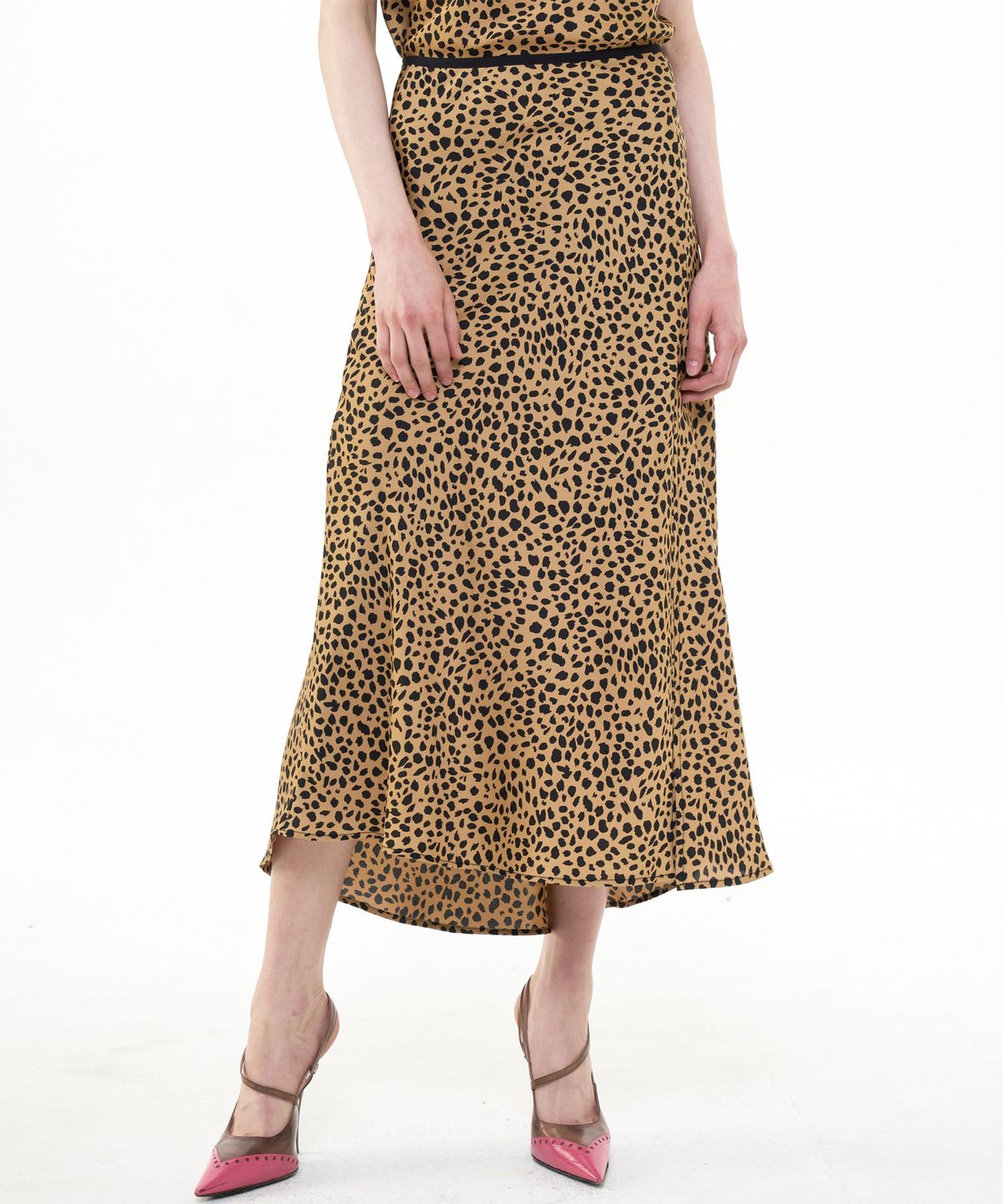 비콰이엇(B QUIET) FLARED SATIN SLIT SKIRT LEOPARD_BROWN BLACK