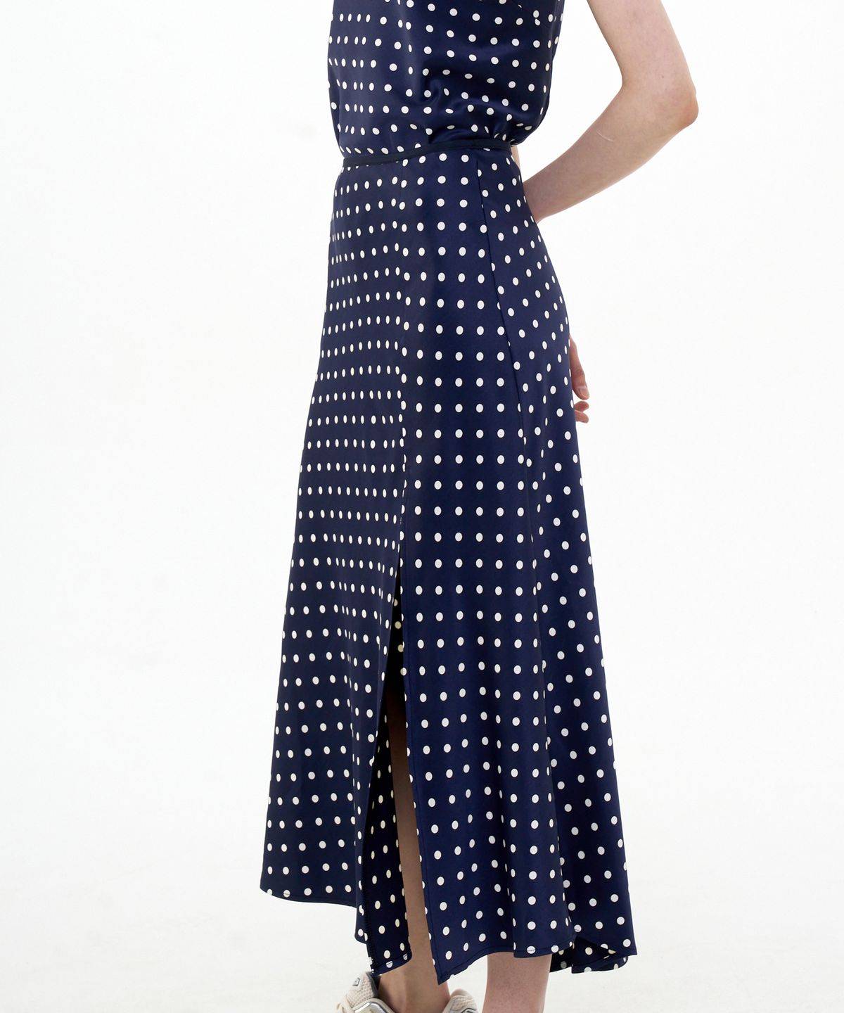 비콰이엇(B QUIET) FLARED SATIN SLIT SKIRT DOT_NAVY IVORY