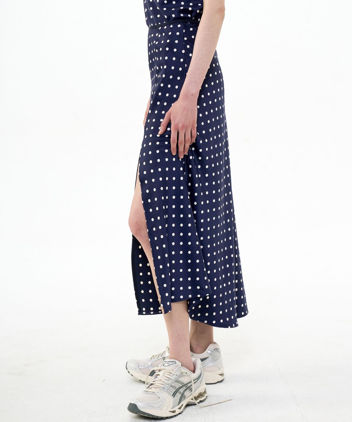 비콰이엇(B QUIET) FLARED SATIN SLIT SKIRT DOT_NAVY IVORY