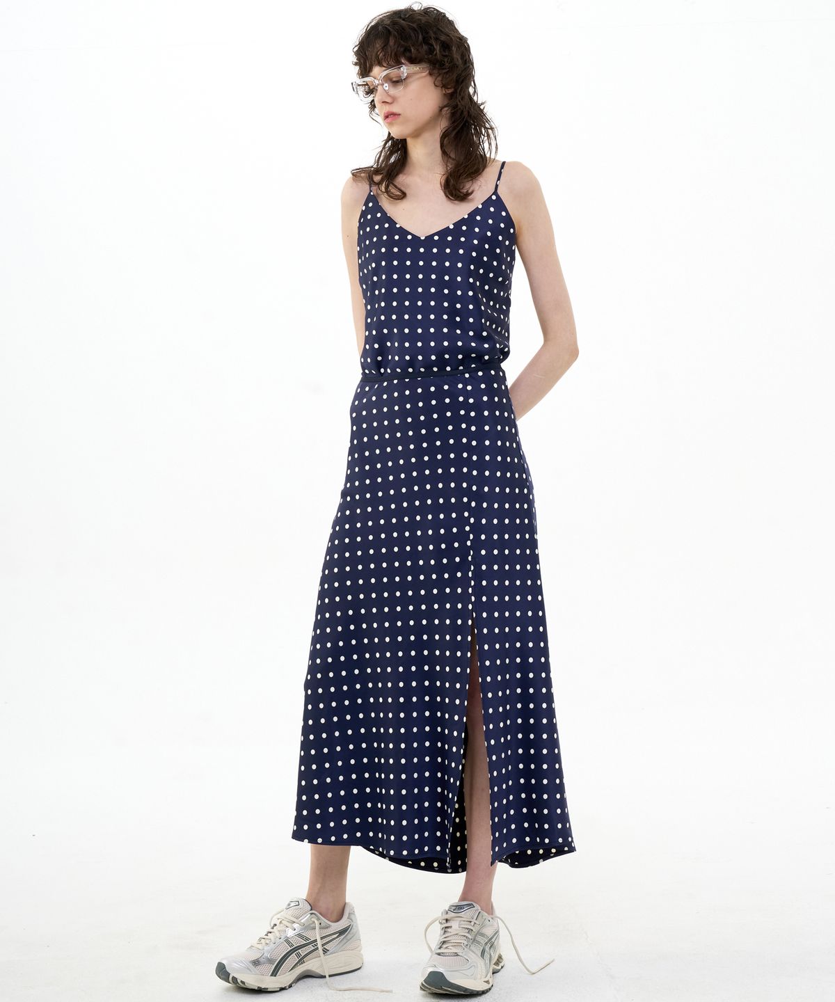 비콰이엇(B QUIET) FLARED SATIN SLIT SKIRT DOT_NAVY IVORY