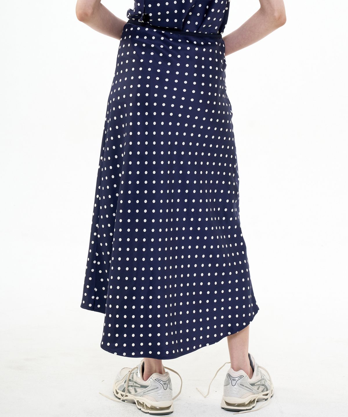 비콰이엇(B QUIET) FLARED SATIN SLIT SKIRT DOT_NAVY IVORY
