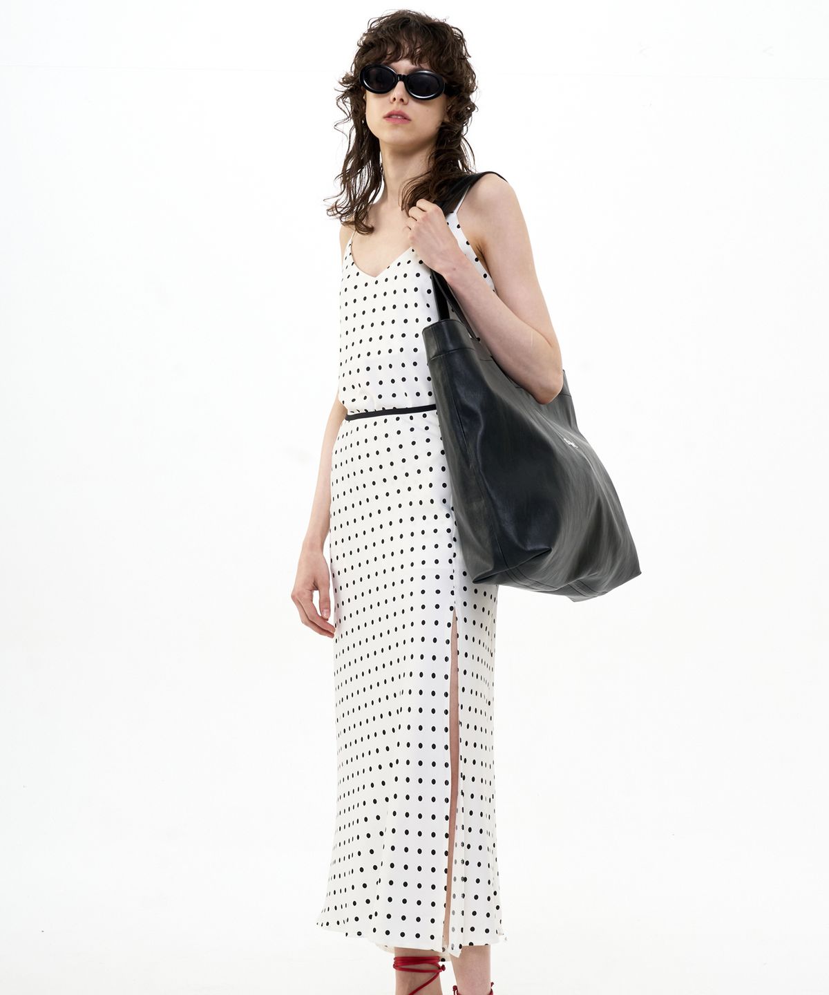 비콰이엇(B QUIET) FLARED SATIN SLIT SKIRT DOT_IVORY BLACK