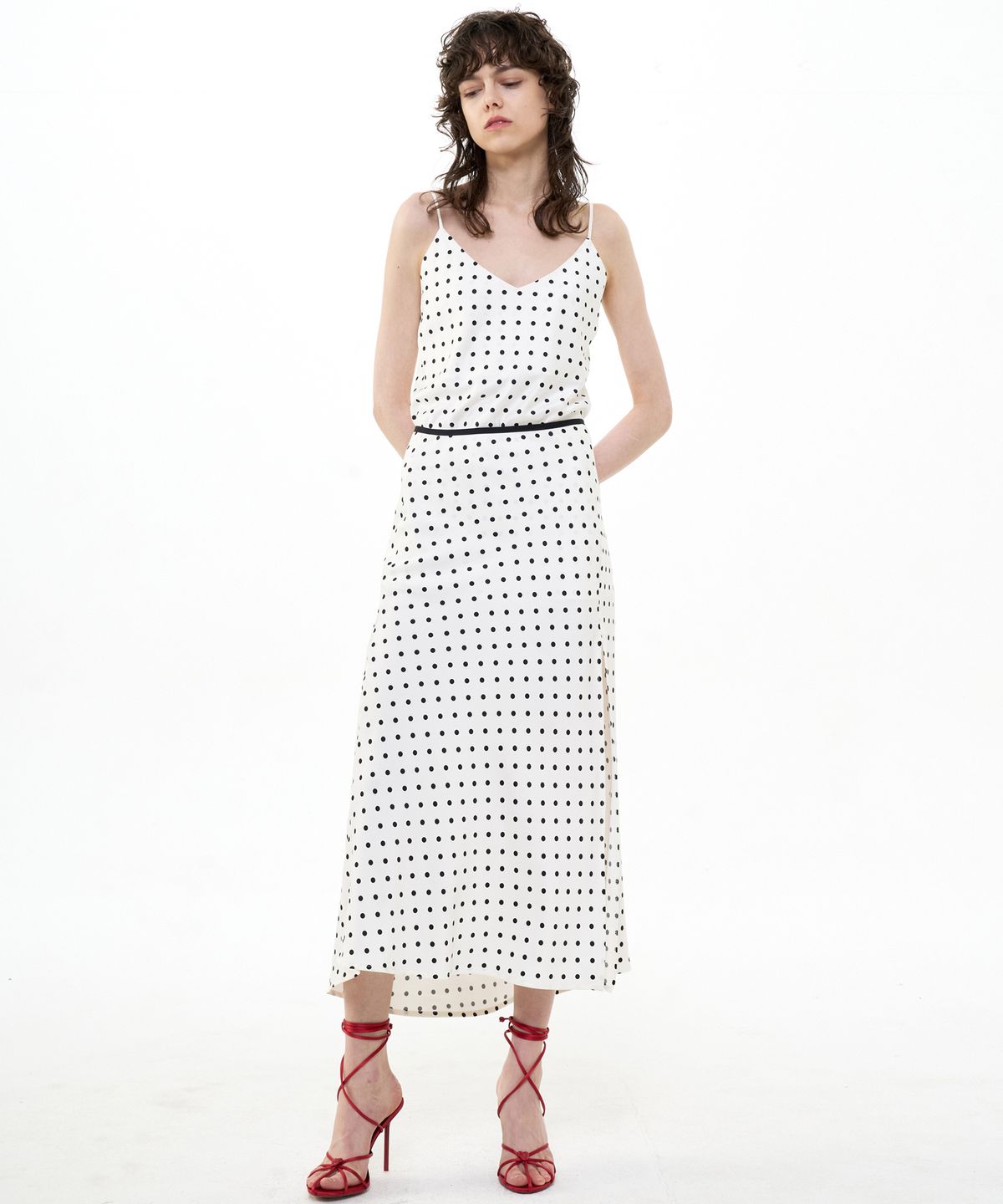 비콰이엇(B QUIET) FLARED SATIN SLIT SKIRT DOT_IVORY BLACK