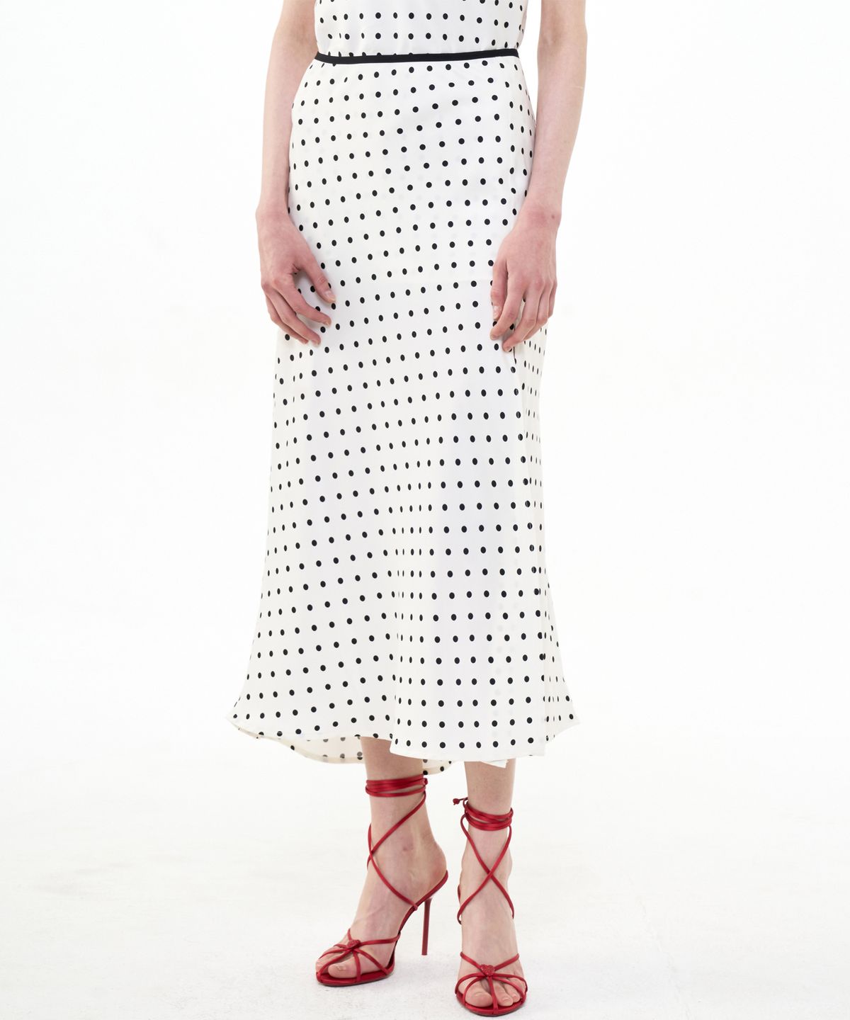 비콰이엇(B QUIET) FLARED SATIN SLIT SKIRT DOT_IVORY BLACK