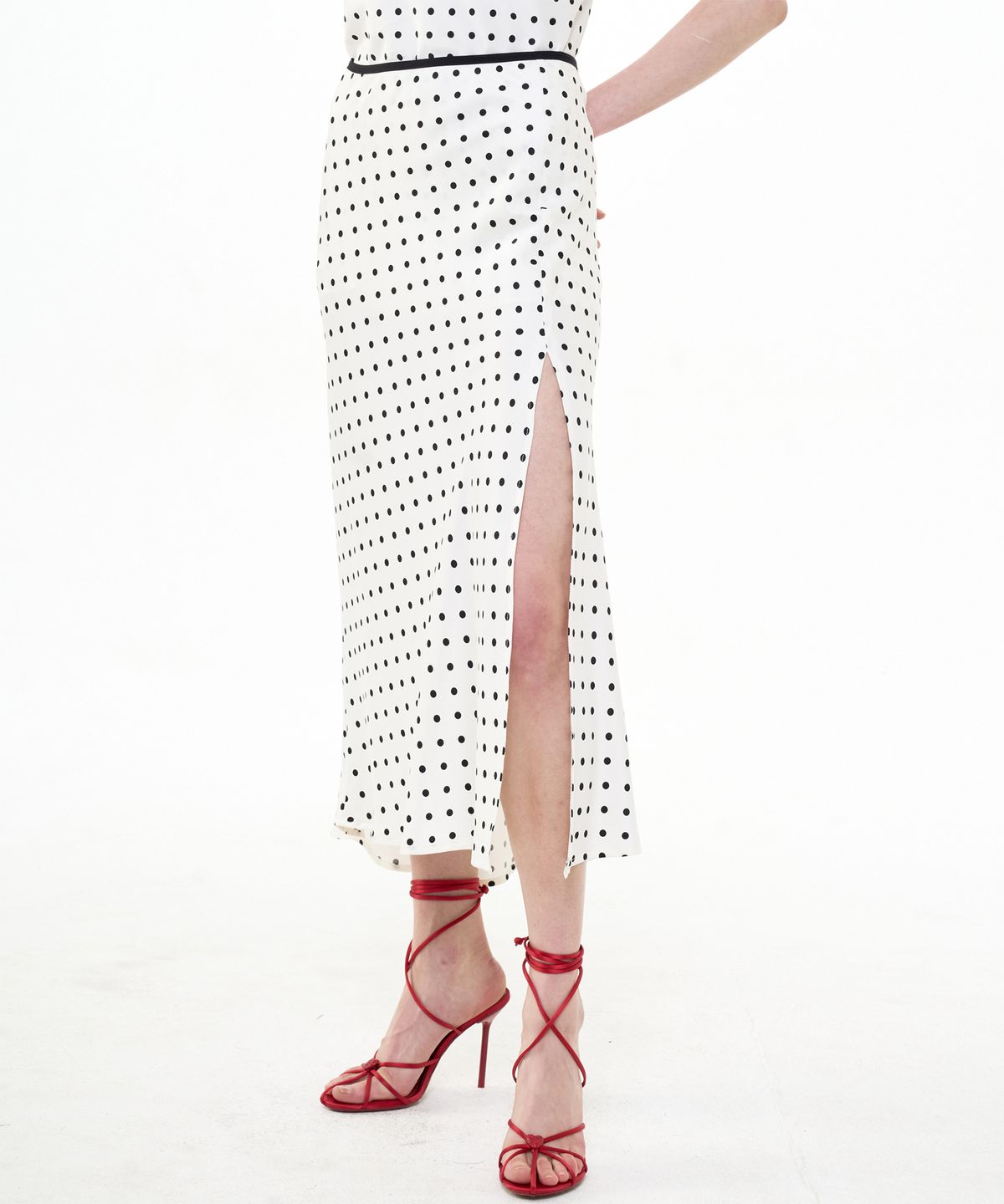 비콰이엇(B QUIET) FLARED SATIN SLIT SKIRT DOT_IVORY BLACK