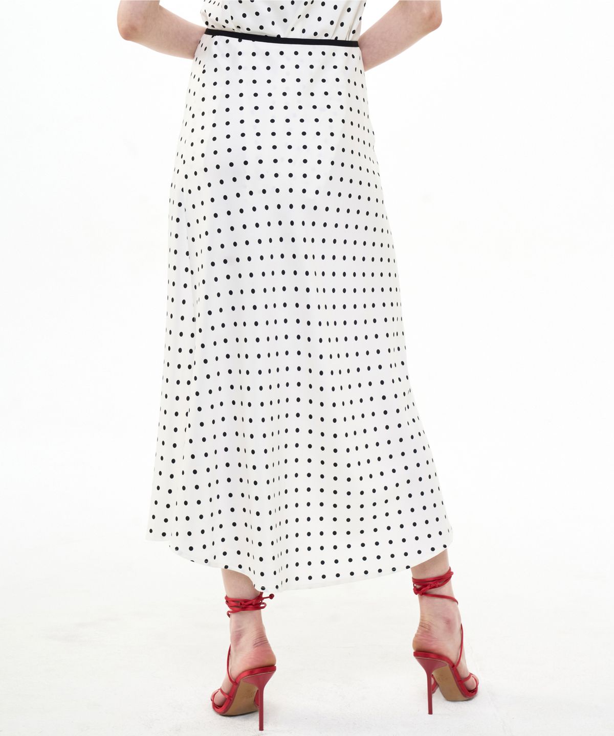 비콰이엇(B QUIET) FLARED SATIN SLIT SKIRT DOT_IVORY BLACK