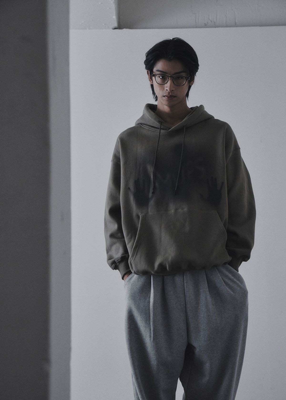 멉스(MUPS) Hand printing hoodie [khaki]