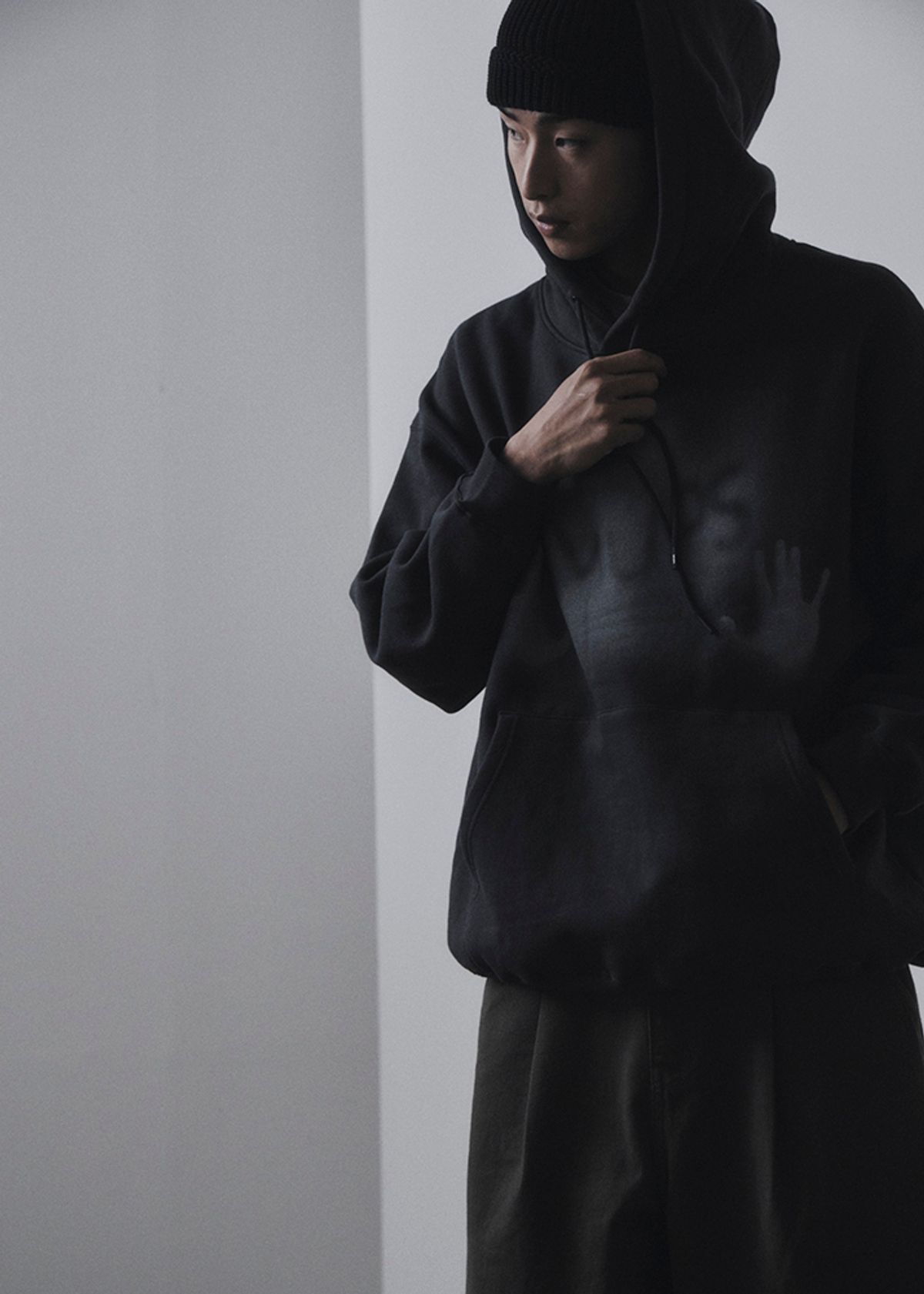멉스(MUPS) Hand printing hoodie [charcoal]