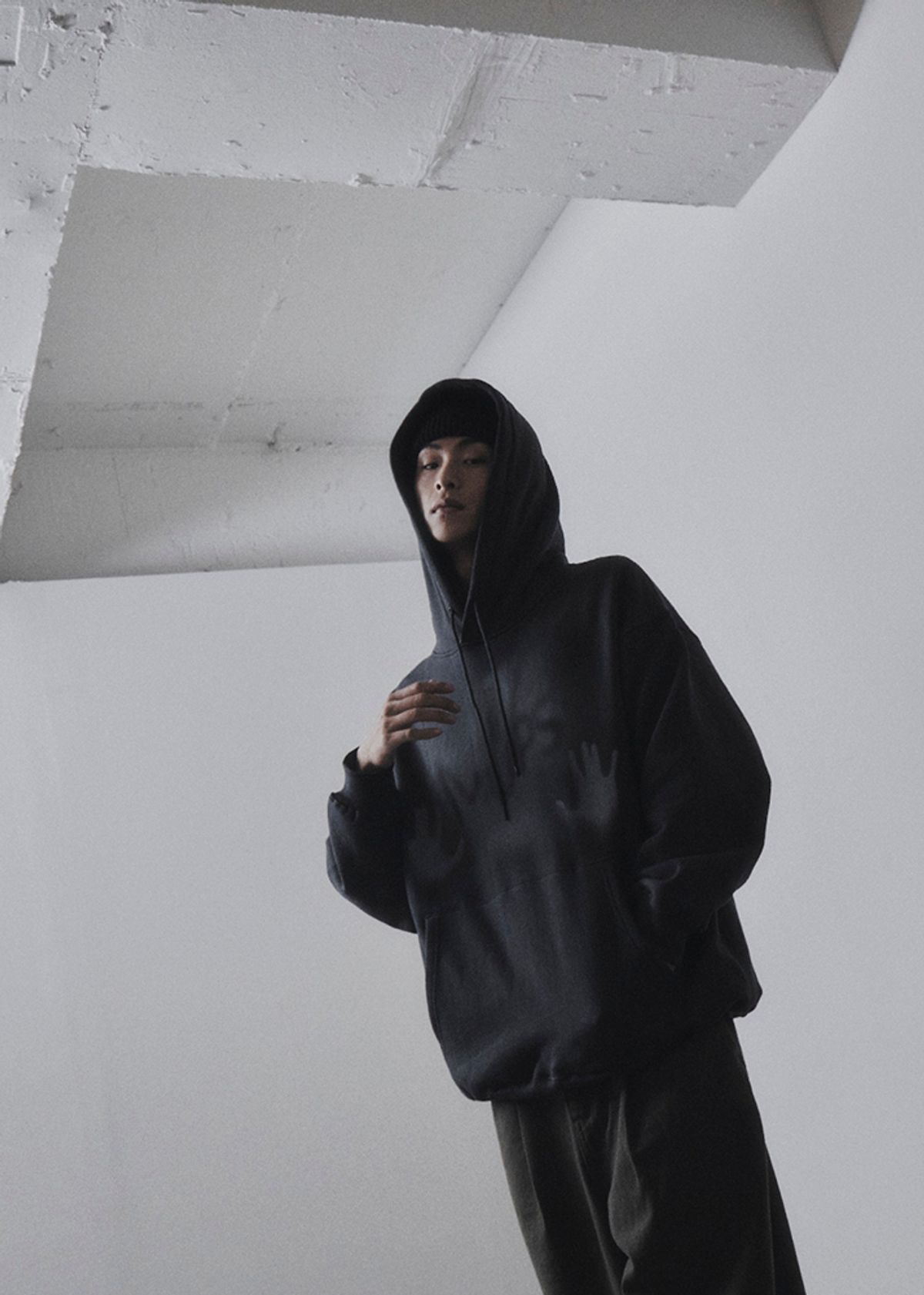 멉스(MUPS) Hand printing hoodie [charcoal]