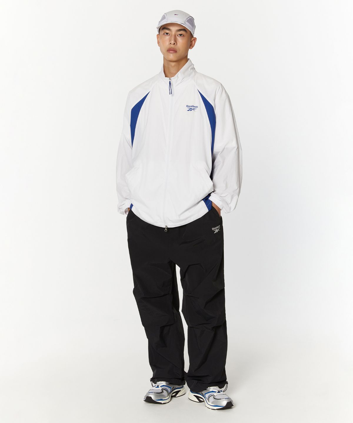 리복(REEBOK) 에센셜 써클 경량 윈드 브레이커 - 화이트:블루