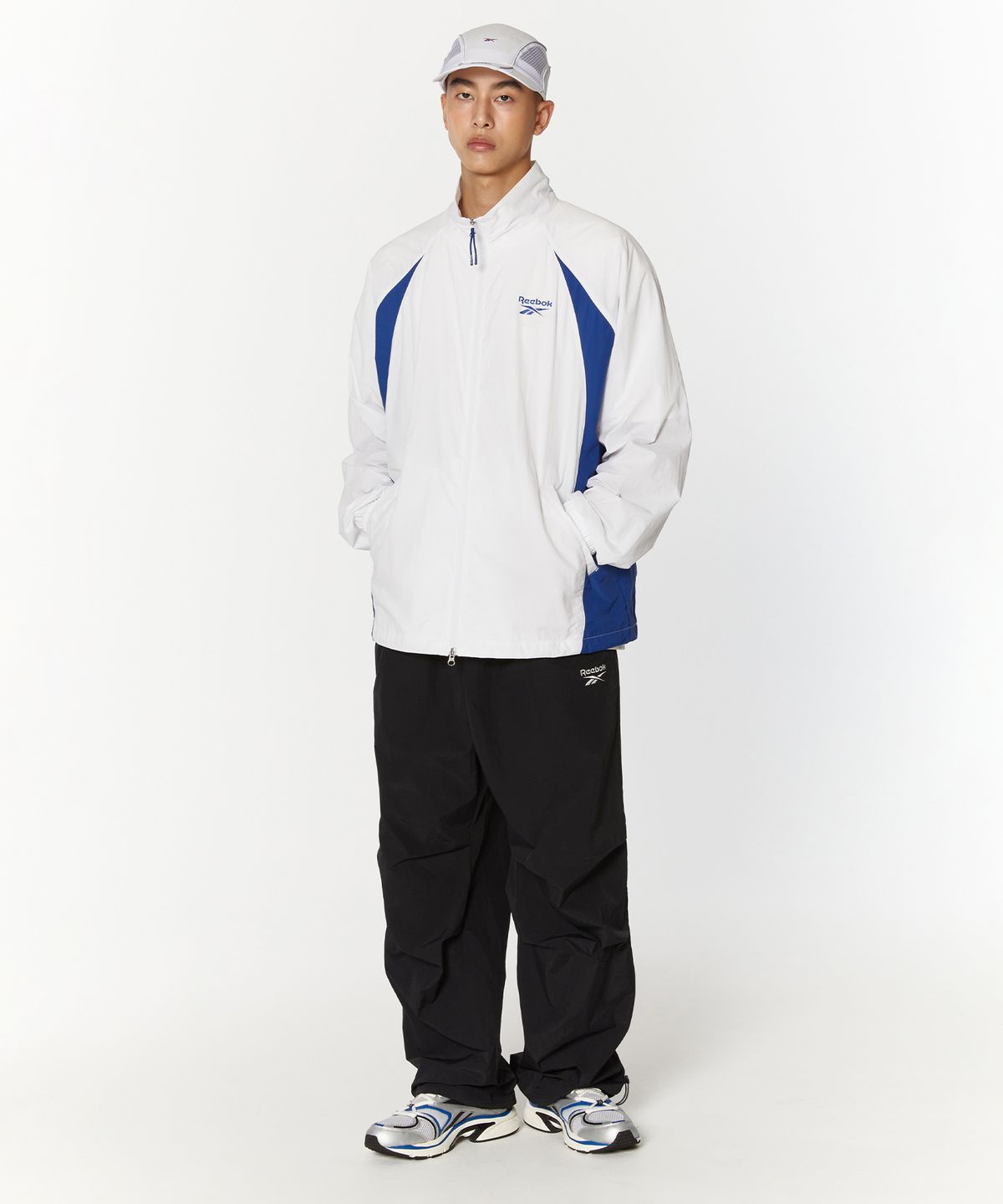 리복(REEBOK) 에센셜 써클 경량 윈드 브레이커 - 화이트:블루