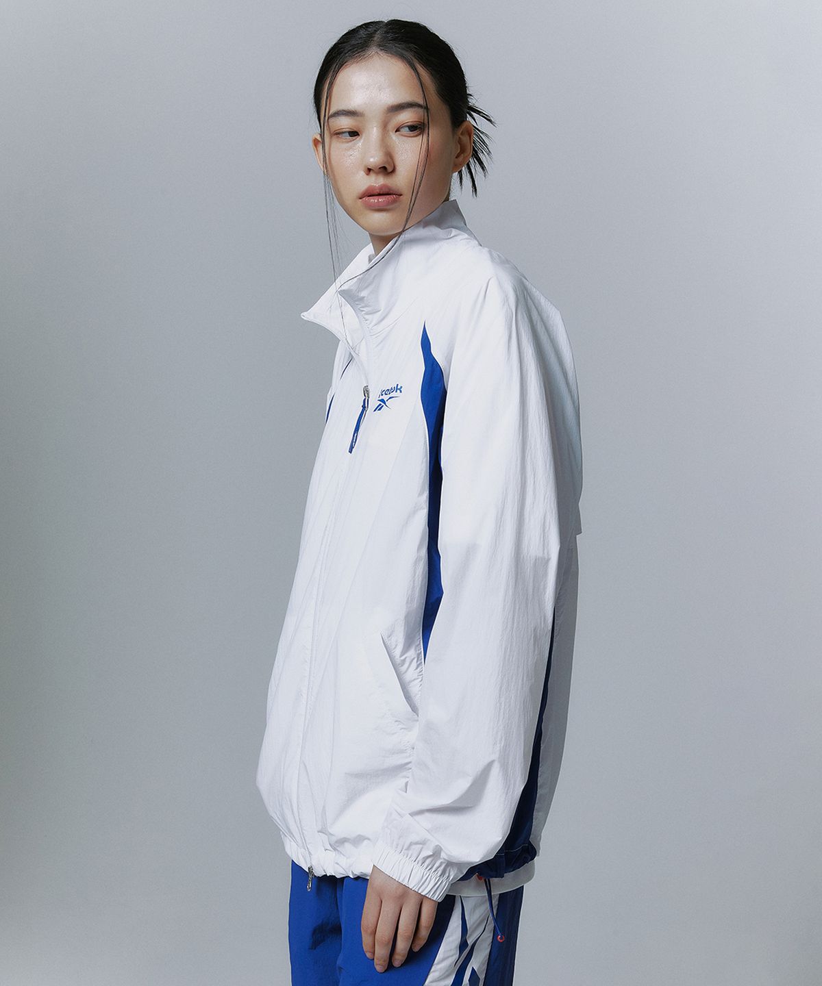 리복(REEBOK) 에센셜 써클 경량 윈드 브레이커 - 화이트:블루