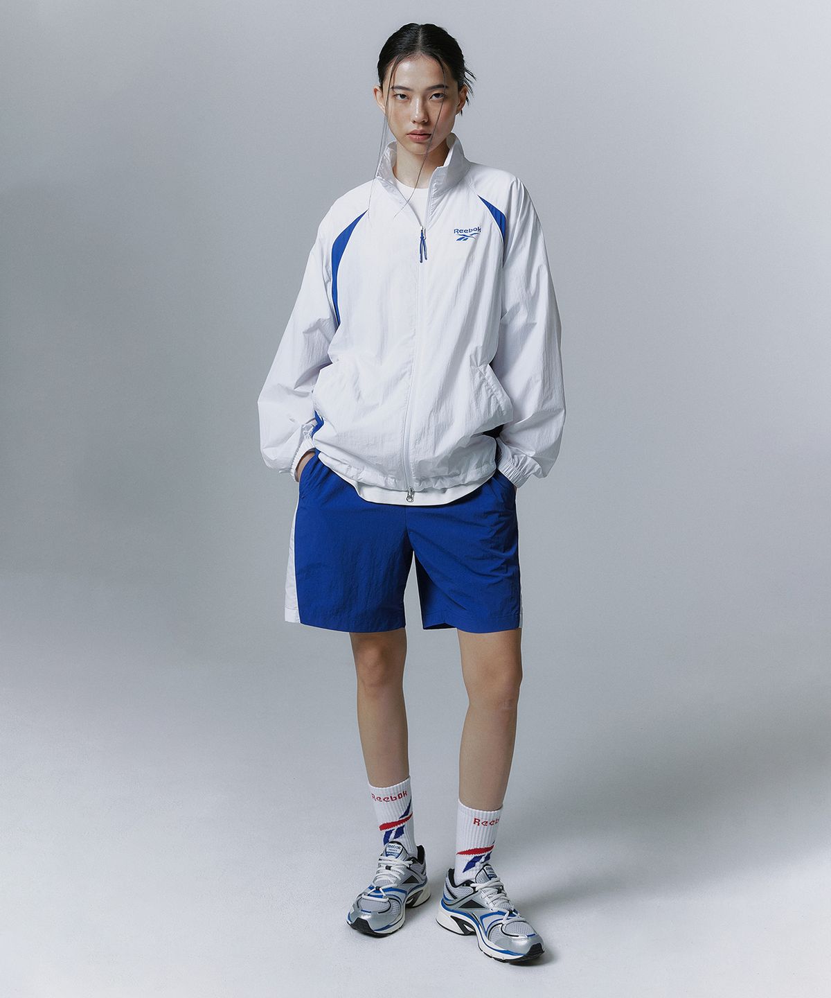 리복(REEBOK) 에센셜 써클 경량 윈드 브레이커 - 화이트:블루