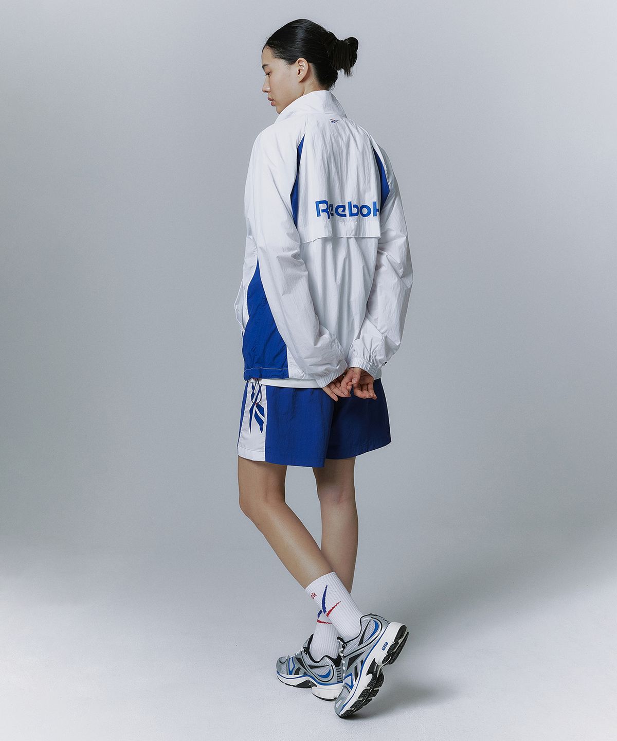 리복(REEBOK) 에센셜 써클 경량 윈드 브레이커 - 화이트:블루
