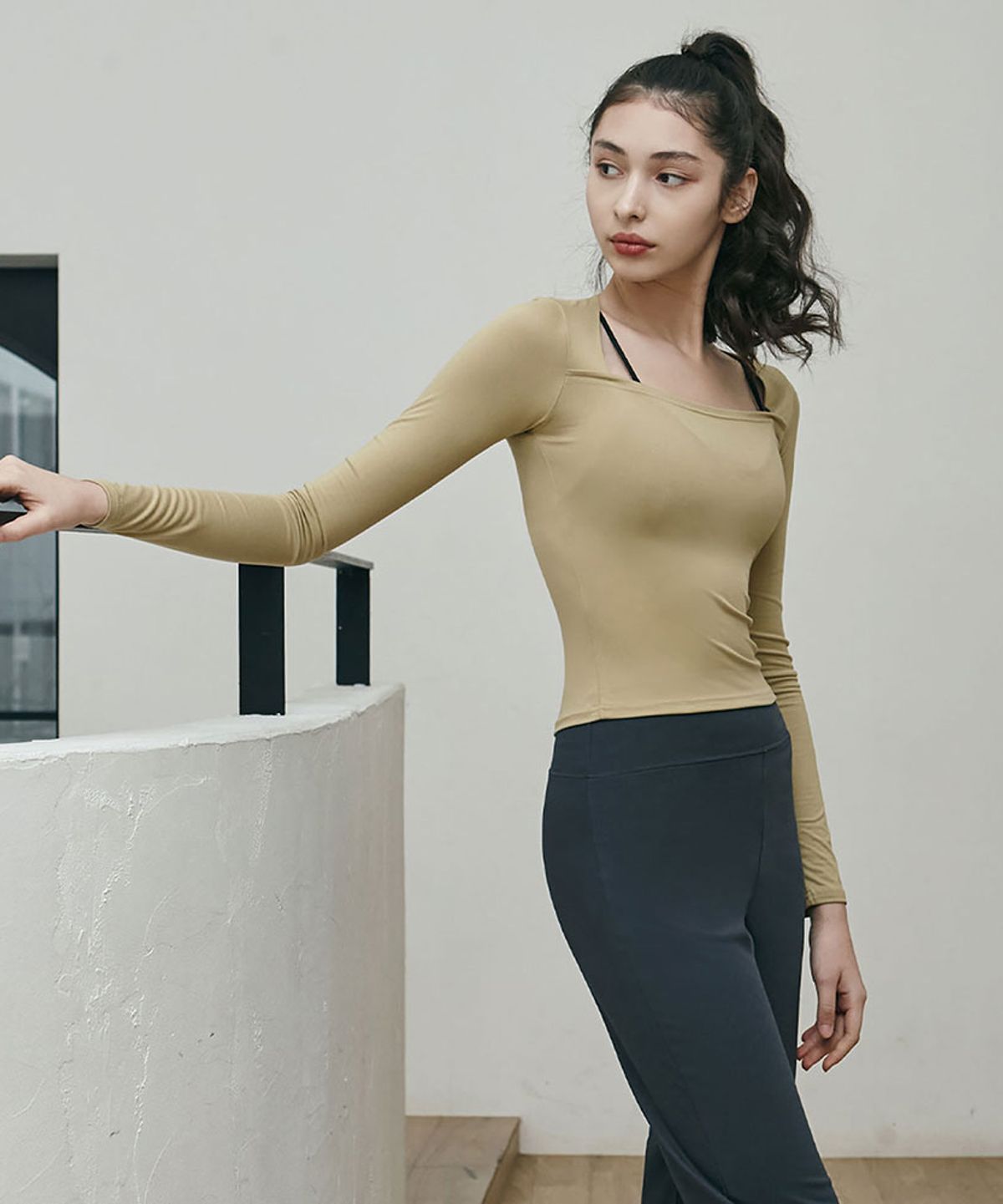 데비웨어(DEVIWEAR) 이븐 스퀘어넥 티셔츠 DEVI-T0101-머스타드