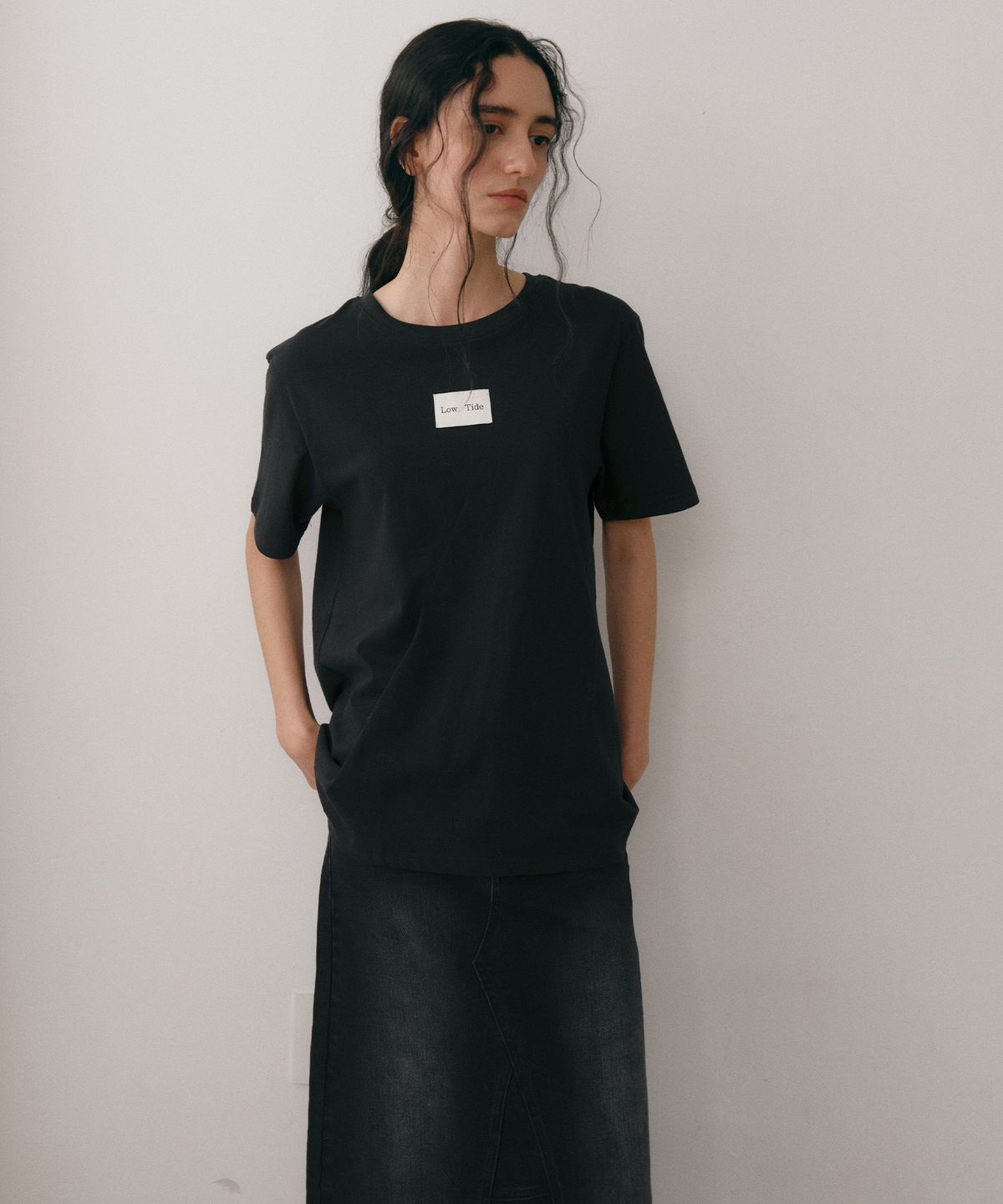 로우타이드(LOW TIDE) LABEL T-SHIRT [BLACK]