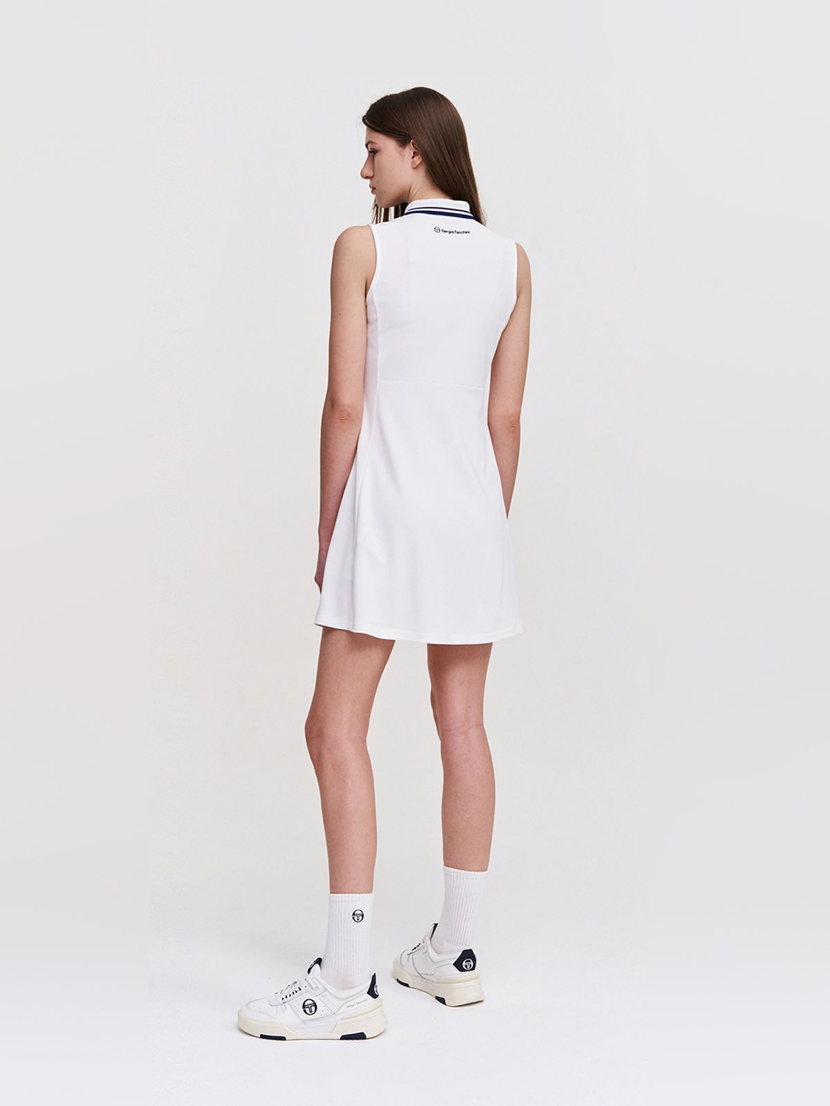 세르지오 타키니(SERGIO TACCHINI) W 고트 플레어 카라넥 슬리브리스 드레스 (White)