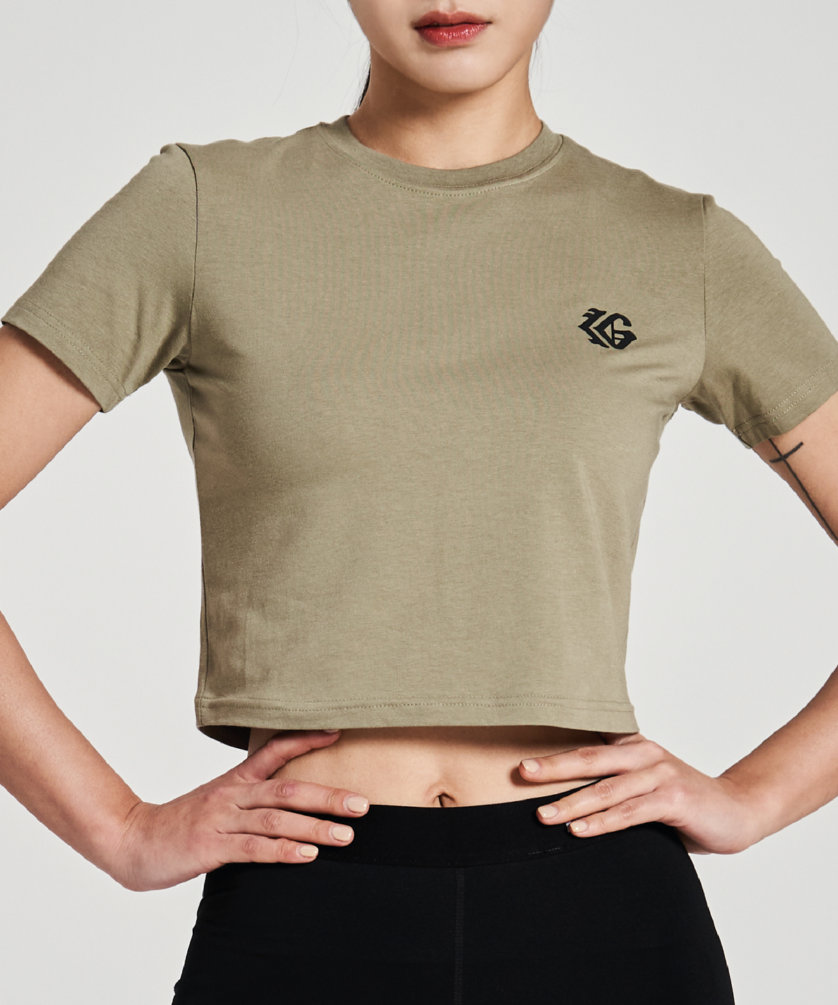 카키그라도(KHAKI GRADO) 올드잉글리시 로고 슬림핏 크롭 티셔츠 (2 color)