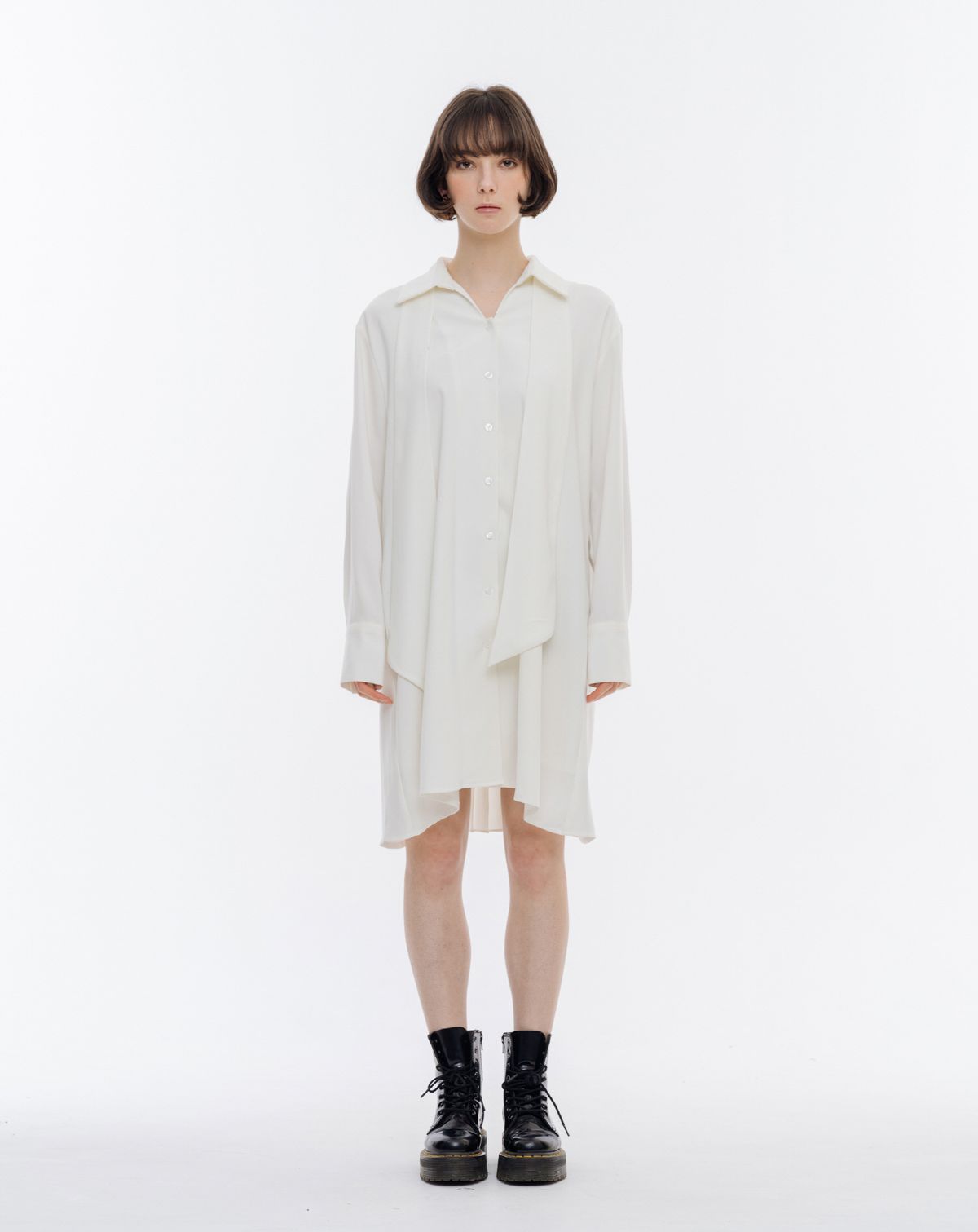 이쉬(ISH) 클래식 브이넥 백 플리츠 셔츠 원피스 (화이트)