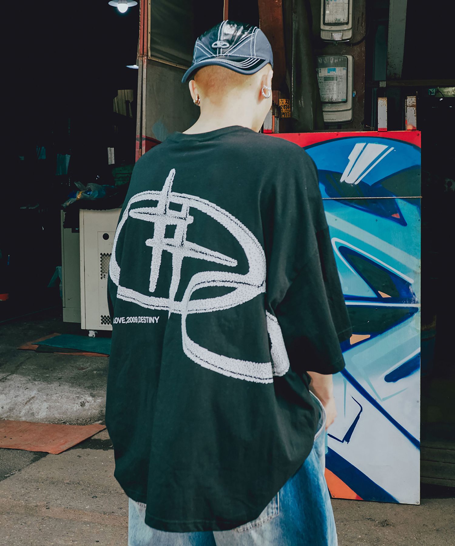 [ROMANTIC CROWN] WIDE FIT SHINING LOGO TEE SHIRT/追跡付 MUSINSA | ROMANTIC CROWN Wide Fit Shining Logo T-shirt_Black
