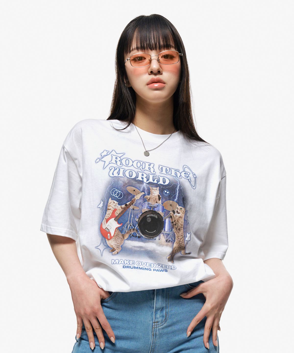 모즈모즈(MOZMOZ) 락냥이 디지털 오버핏 반팔티셔츠 화이트