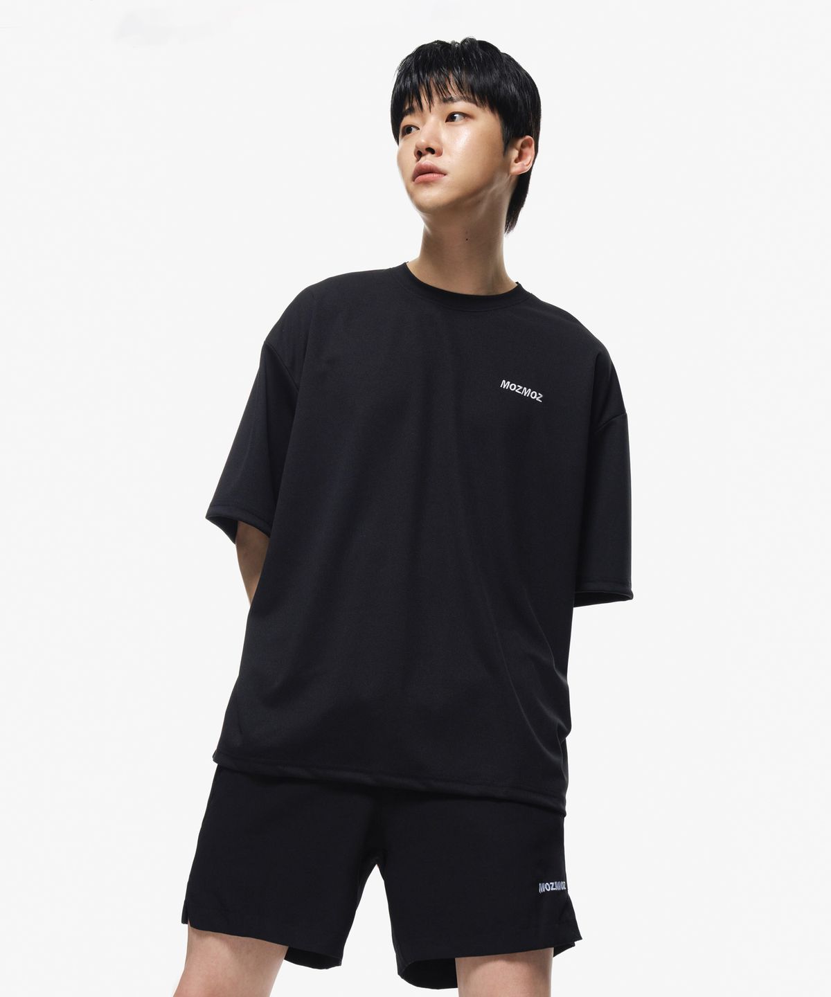 모즈모즈(MOZMOZ) 쿨링 로고자수 반팔티셔츠 블랙