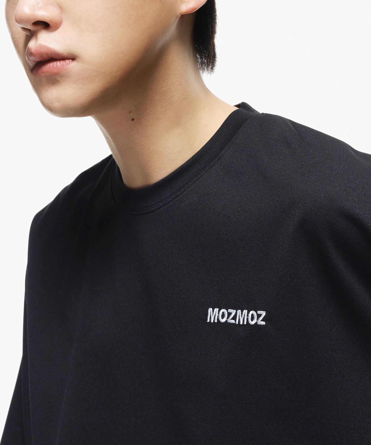 모즈모즈(MOZMOZ) 쿨링 로고자수 반팔티셔츠 블랙