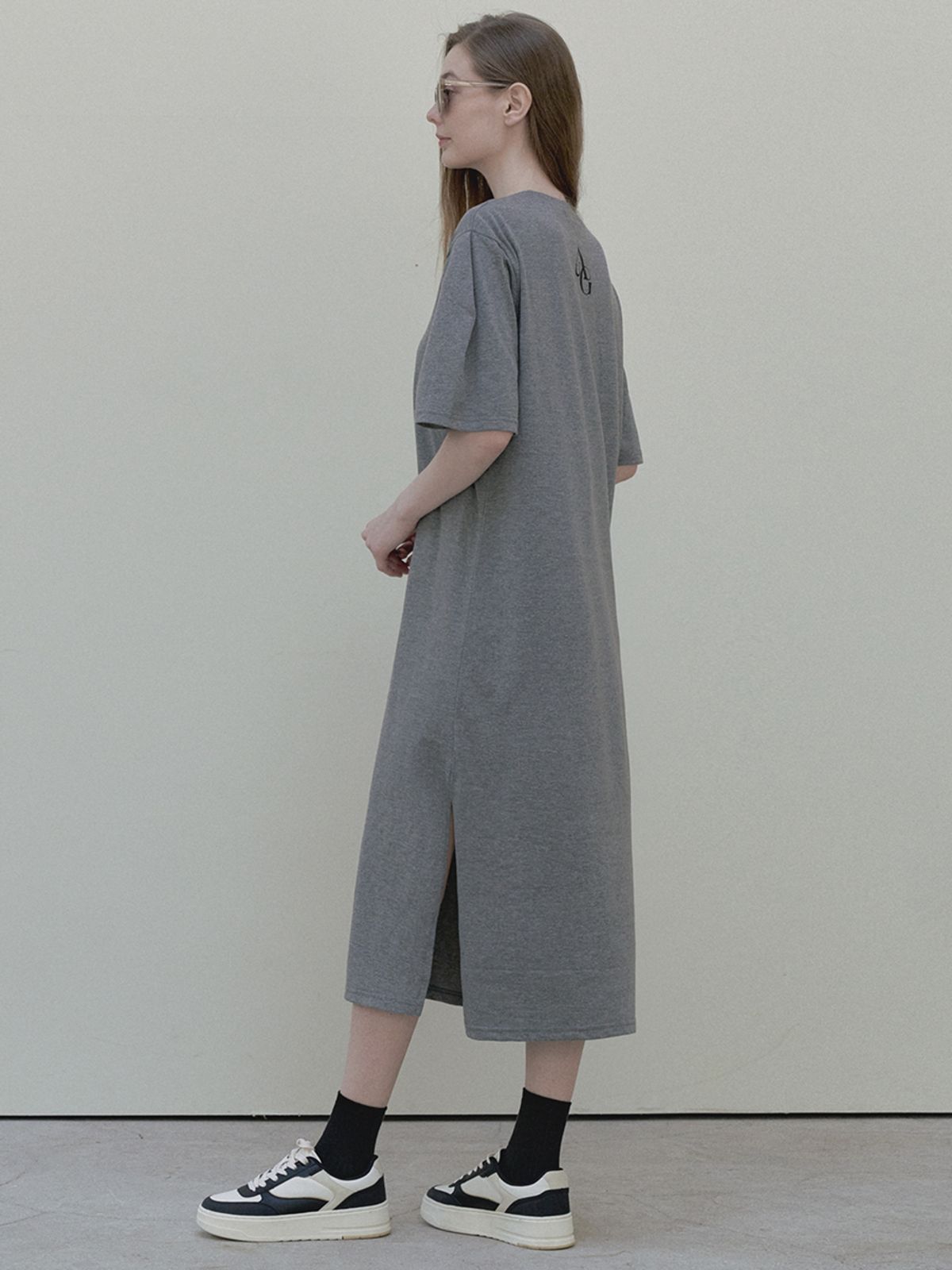 아방(AVANT-G) Dart Sleeve Logo Long Dress - charcoal