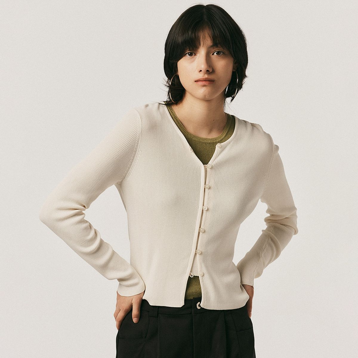 에이앤레이(AEIREI) AR_Slim round neck cardigan_3color