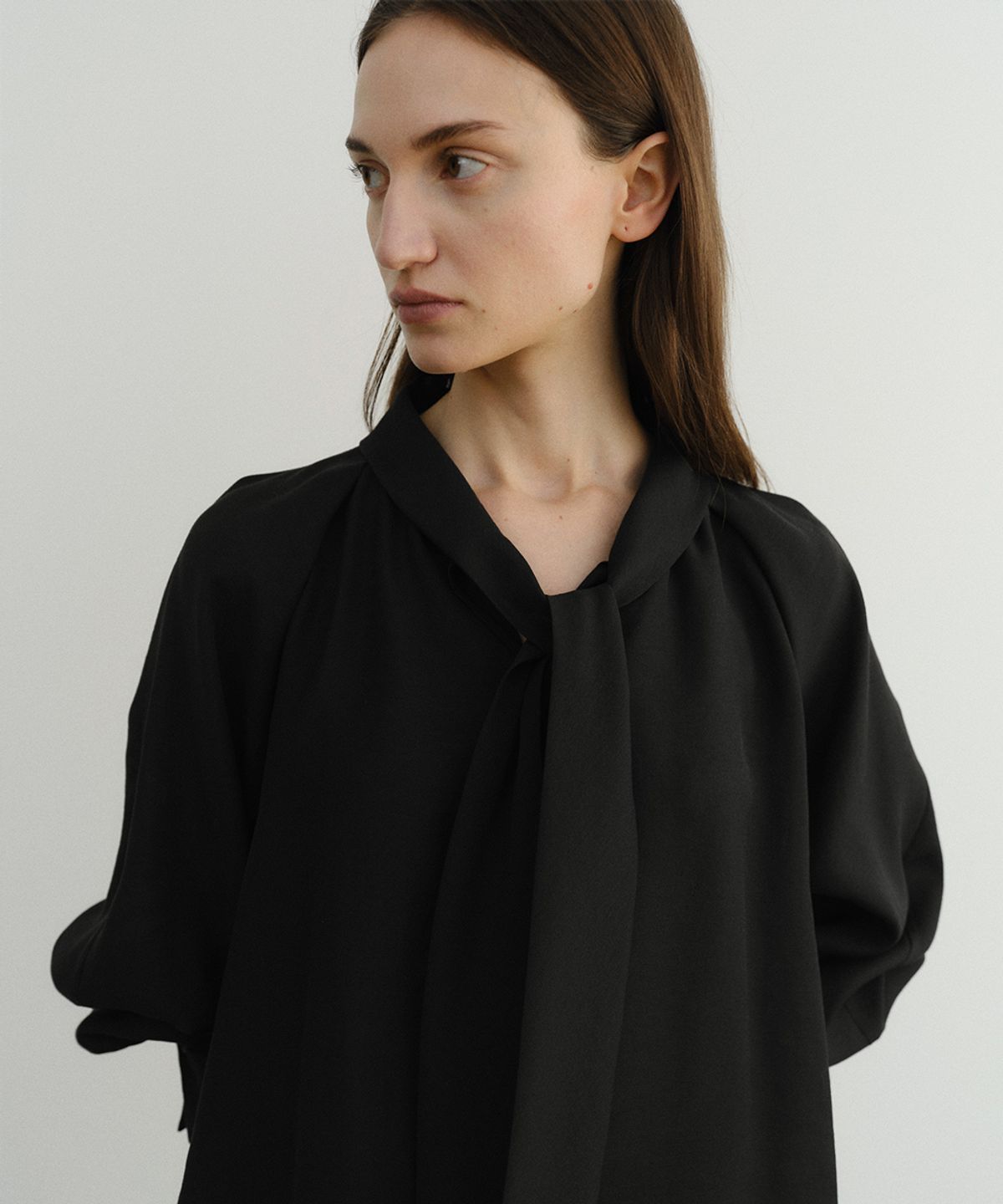 이아(EAAH) TIE SHIRRING BLOUSE (BLACK)