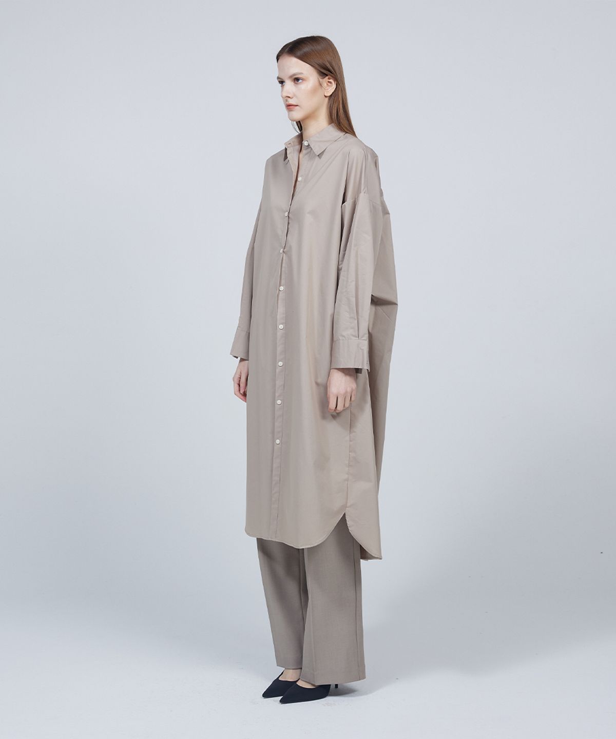 므아므(MMAM) [ESSENTIAL] Logo embroidered long shirt dress