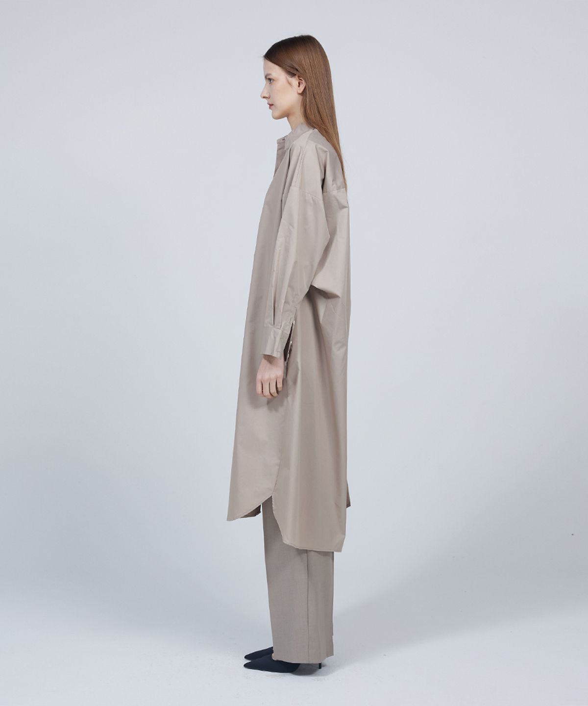 므아므(MMAM) [ESSENTIAL] Logo embroidered long shirt dress