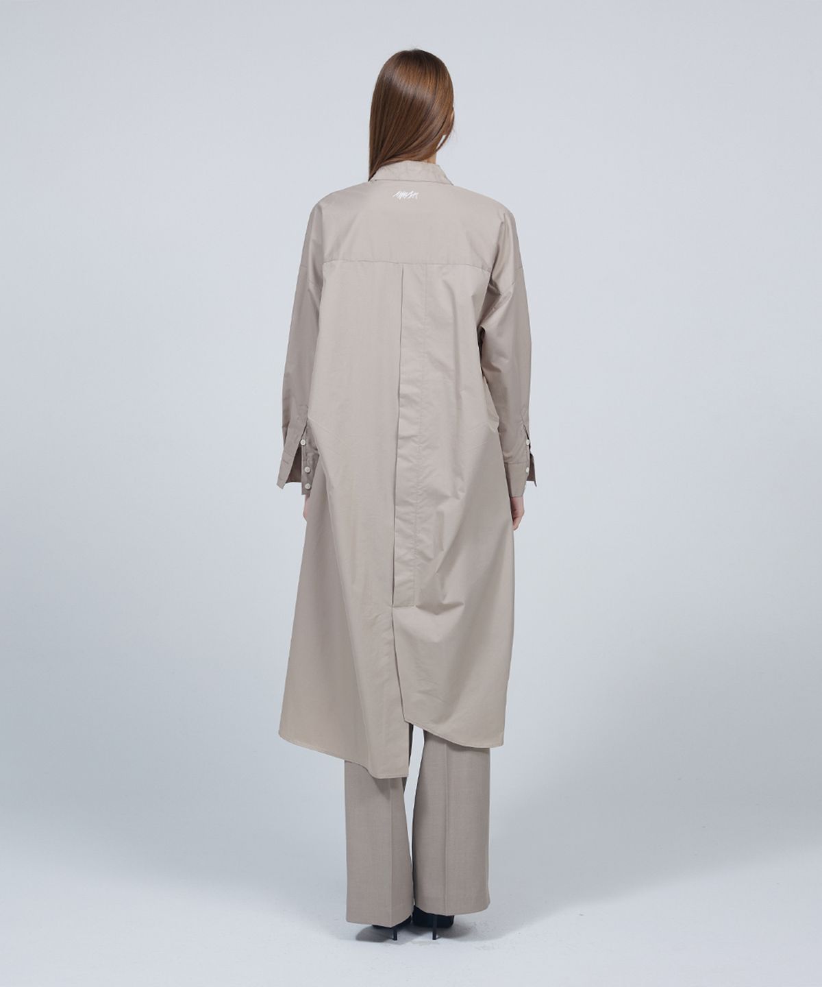 므아므(MMAM) [ESSENTIAL] Logo embroidered long shirt dress