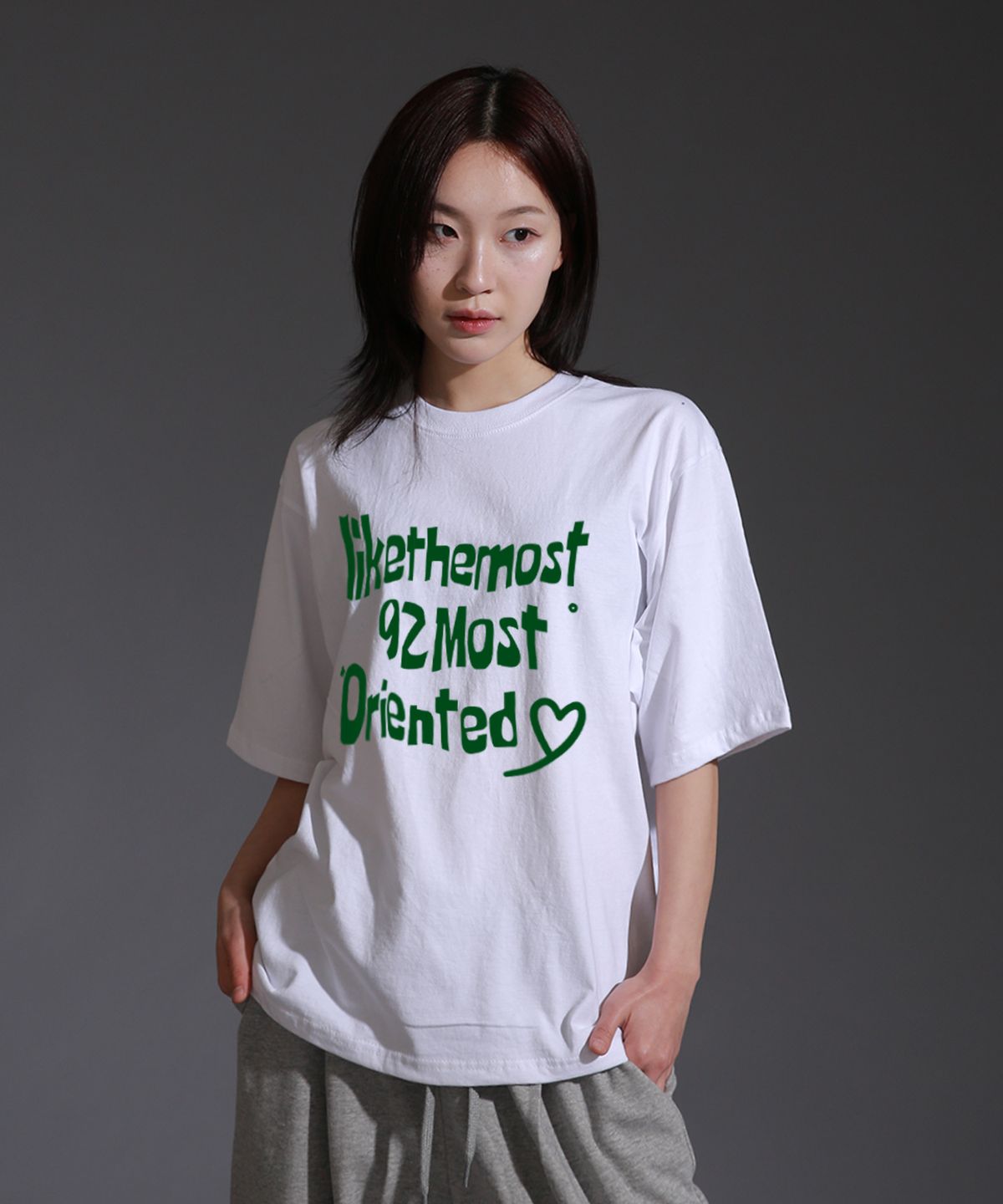 라이크더모스트(LIKE THE MOST) 오리엔티드 라운드 오버 티셔츠_화이트