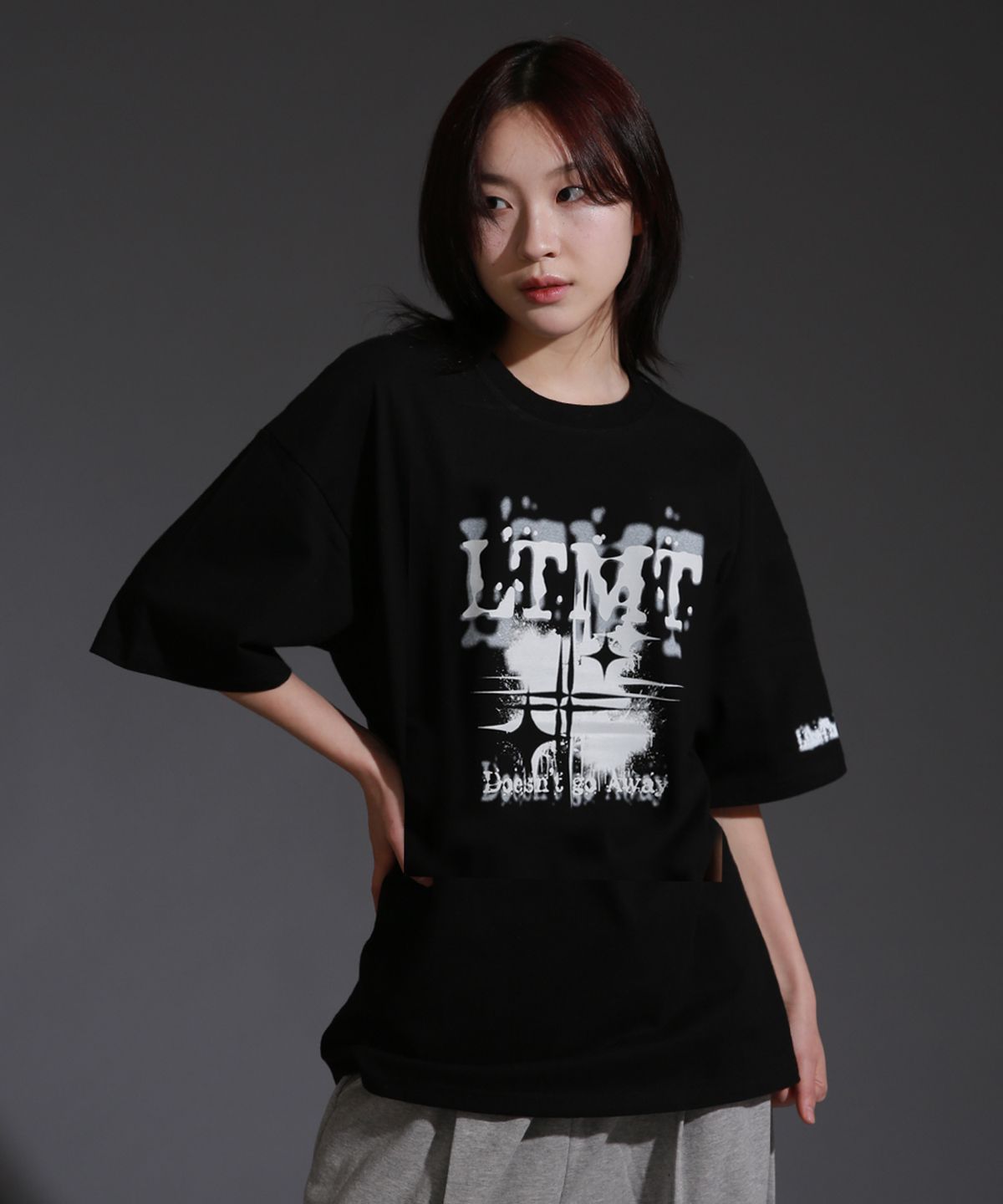 라이크더모스트(LIKE THE MOST) LTMT 모노그램 라운드 오버 티셔츠_블랙