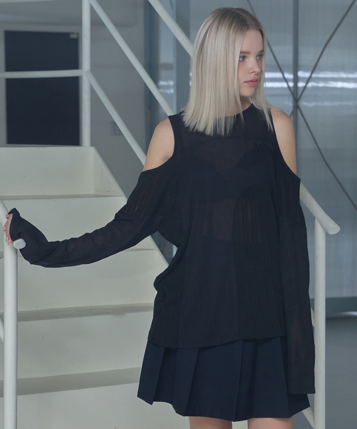 무아르모아(MOIREMOA) off-shoulder loose T-shirt-Black