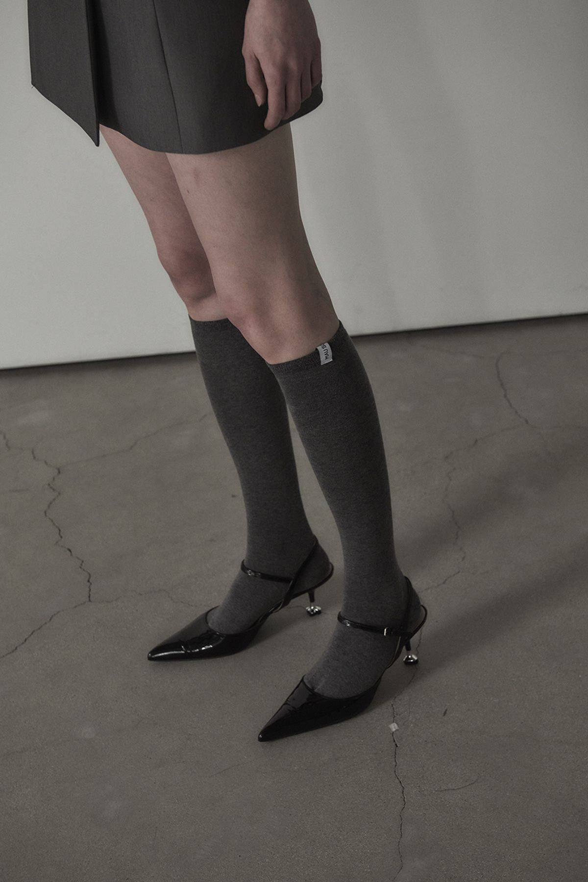 마우솔레움(MAU SOLEUM) Logo Labeled Knee Socks - Black,Grey,White