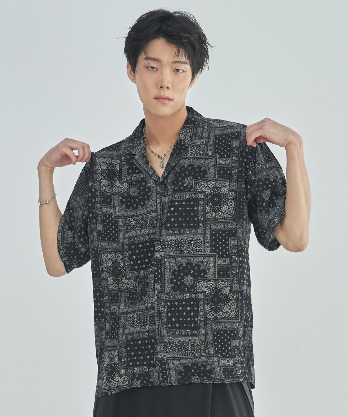 라드에디션(LAD EDITION) 페이즐리 오픈 카라 셔츠_블랙