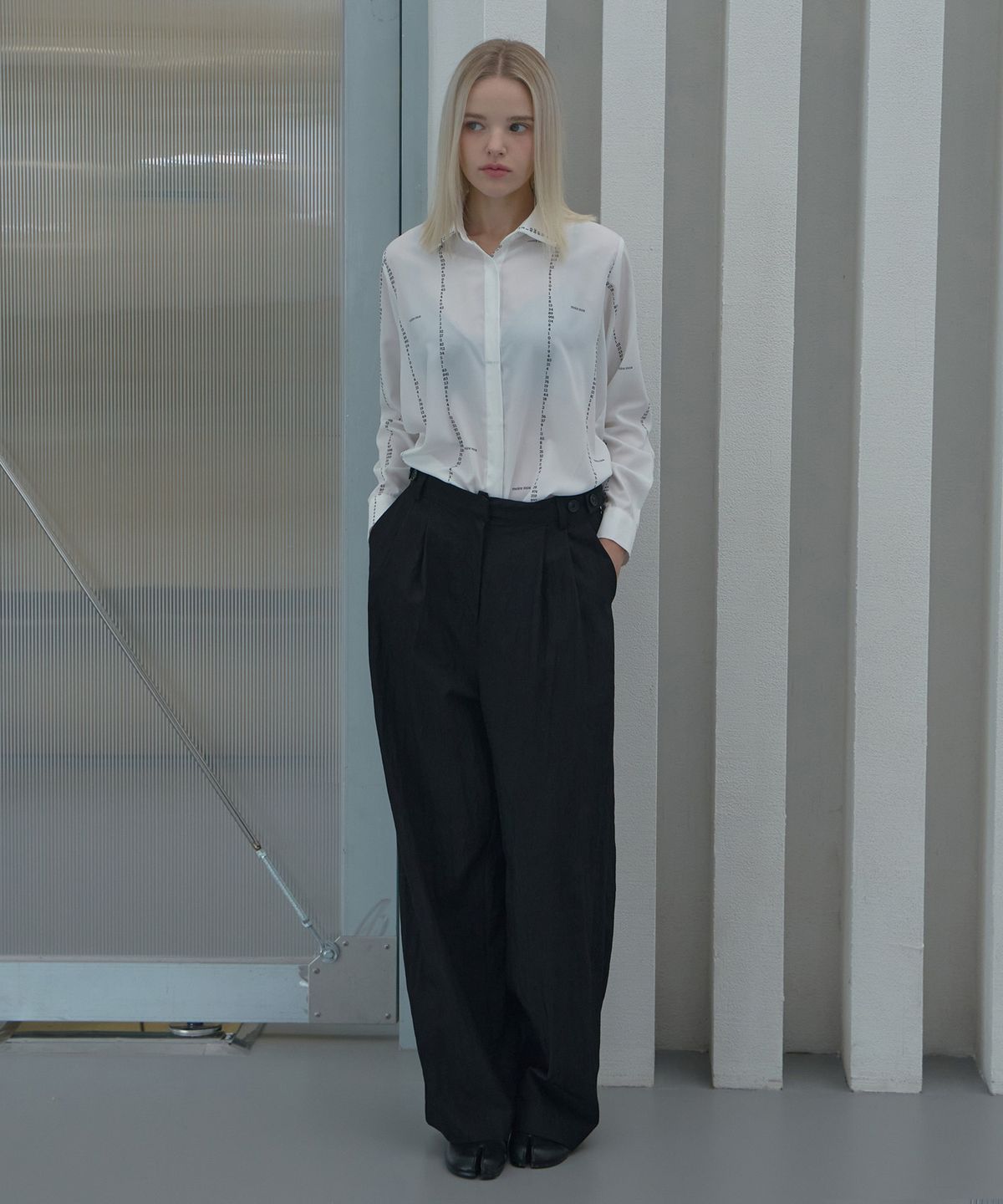 무아르모아(MOIREMOA) MO number blouse-White