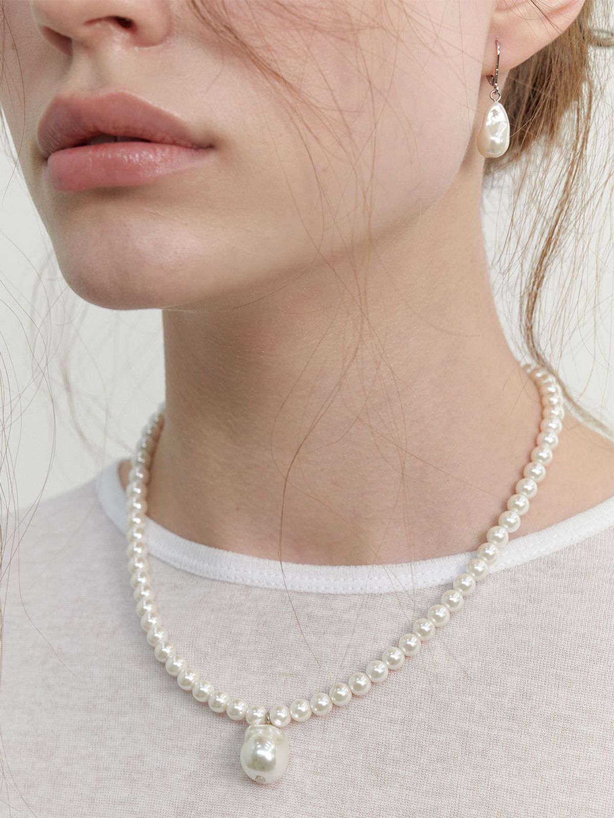러브미몬스터(LOVE ME MONSTER) Baroque Pearl Charm Bold Necklace (L241MNK020)