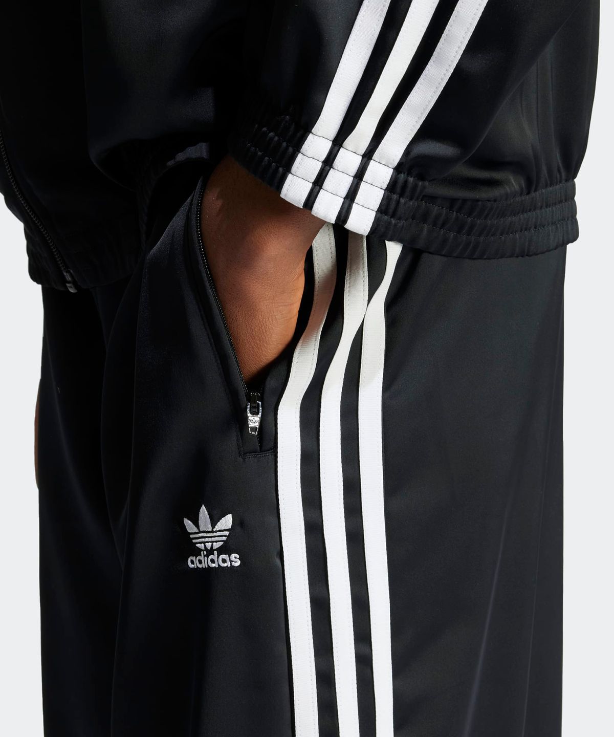 아디다스(ADIDAS) 새틴 와이드 레그 트랙 팬츠 - 블랙:화이트 / IU2520