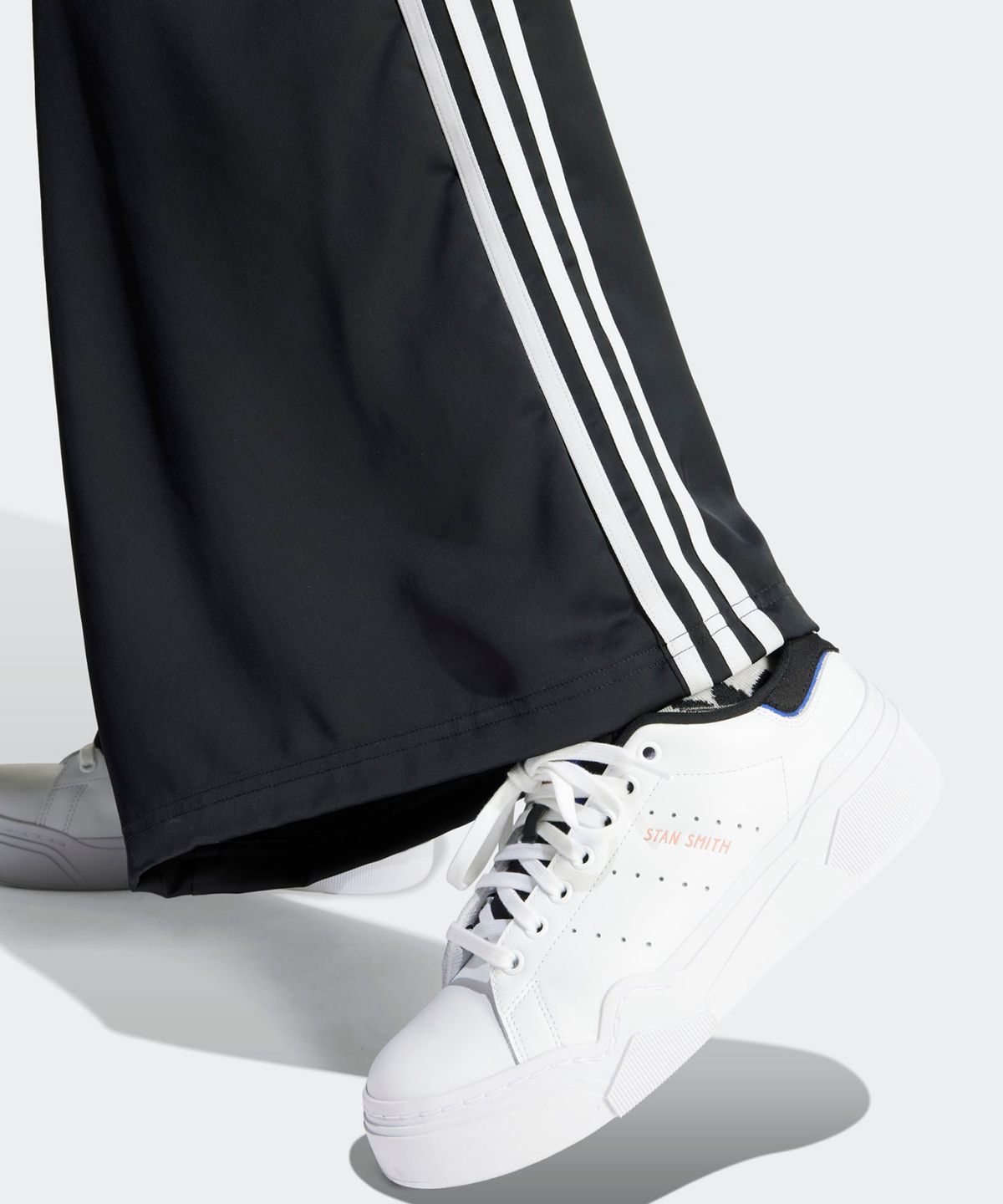 아디다스(ADIDAS) 새틴 와이드 레그 트랙 팬츠 - 블랙:화이트 / IU2520