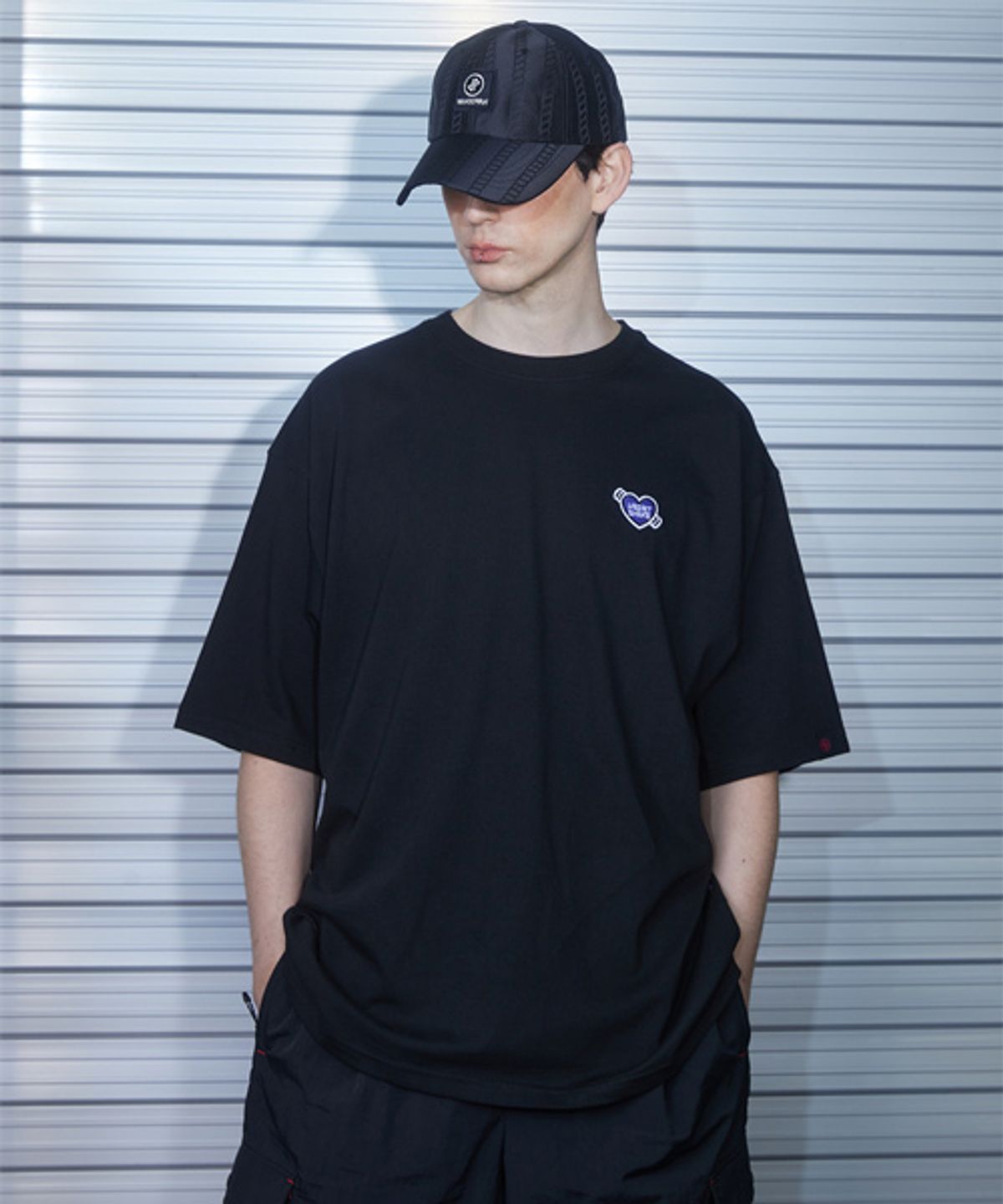 왕관(WANGGWAN) 하트쉐이크 오버핏 반팔티셔츠 (블랙)