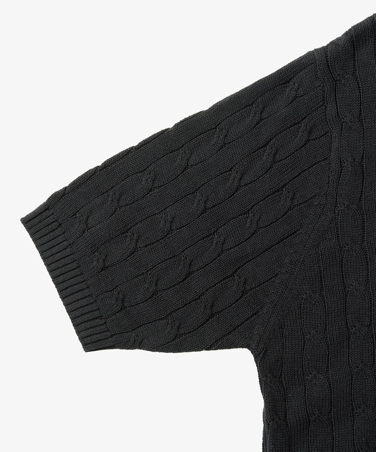 토피(TOFFEE) 클래식 케이블 라운드넥 하프 니트 (BLACK)