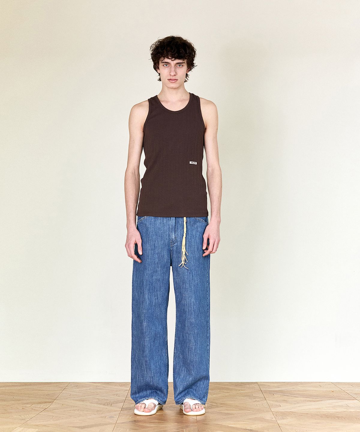 호이테(HEUTE) HET RIBBED SLEVELESS TOP (BROWN)