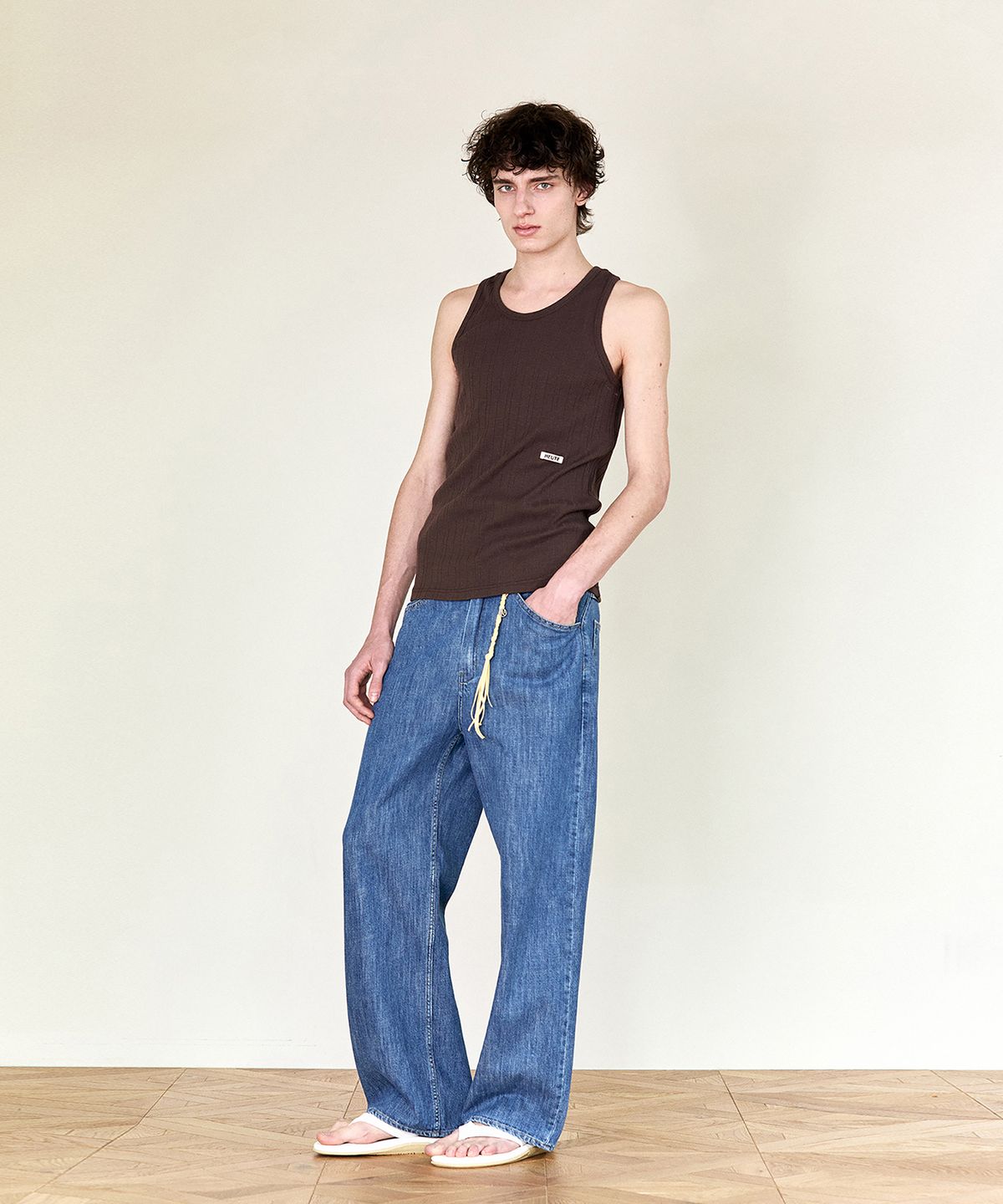 호이테(HEUTE) HET RIBBED SLEVELESS TOP (BROWN)